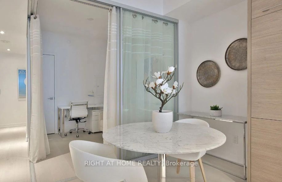 488 University Avenue 4208, Toronto, ON M5G 0C1 photo 5