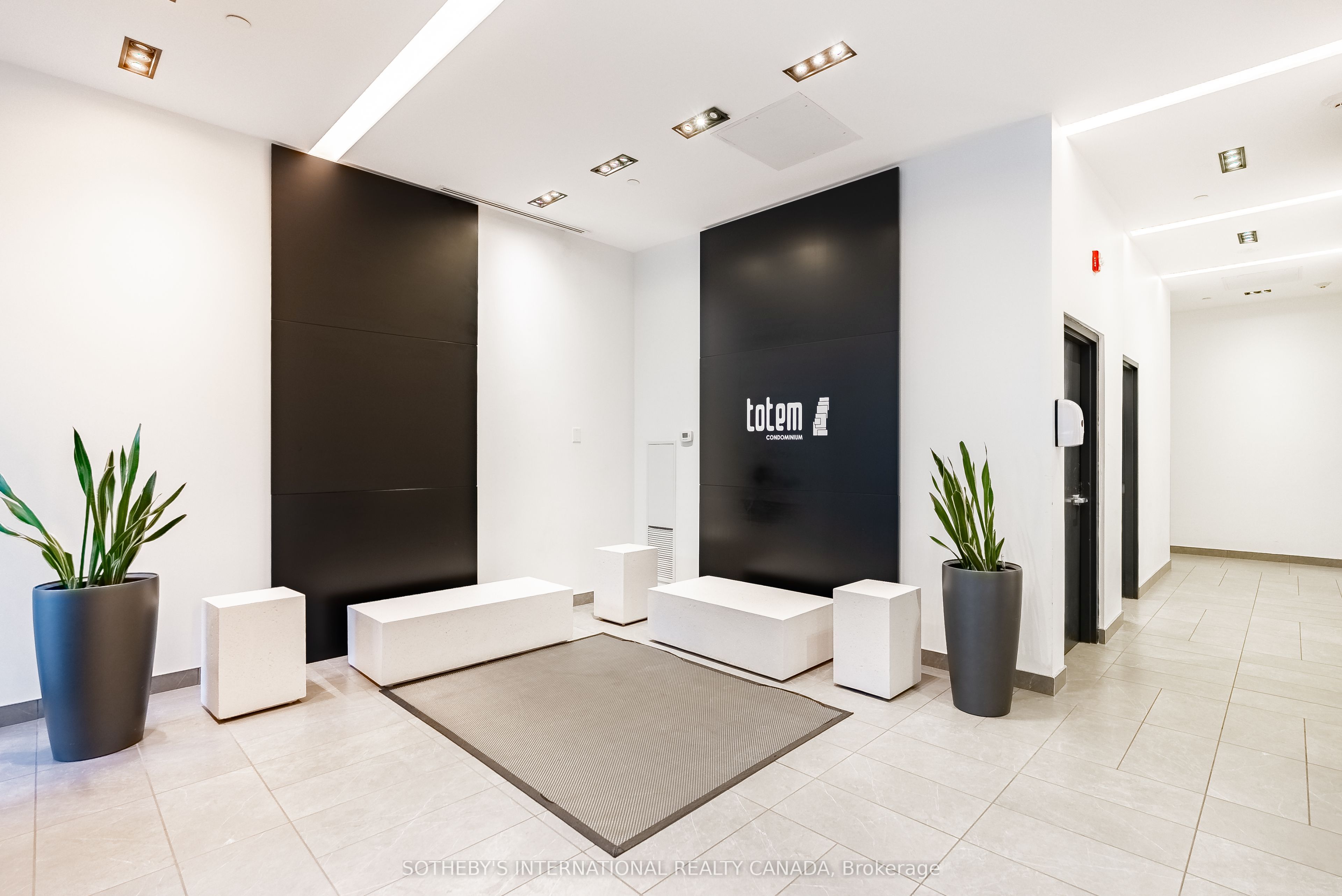 17 Dundonald Street 302, Toronto, ON M4Y 1K3 photo 4