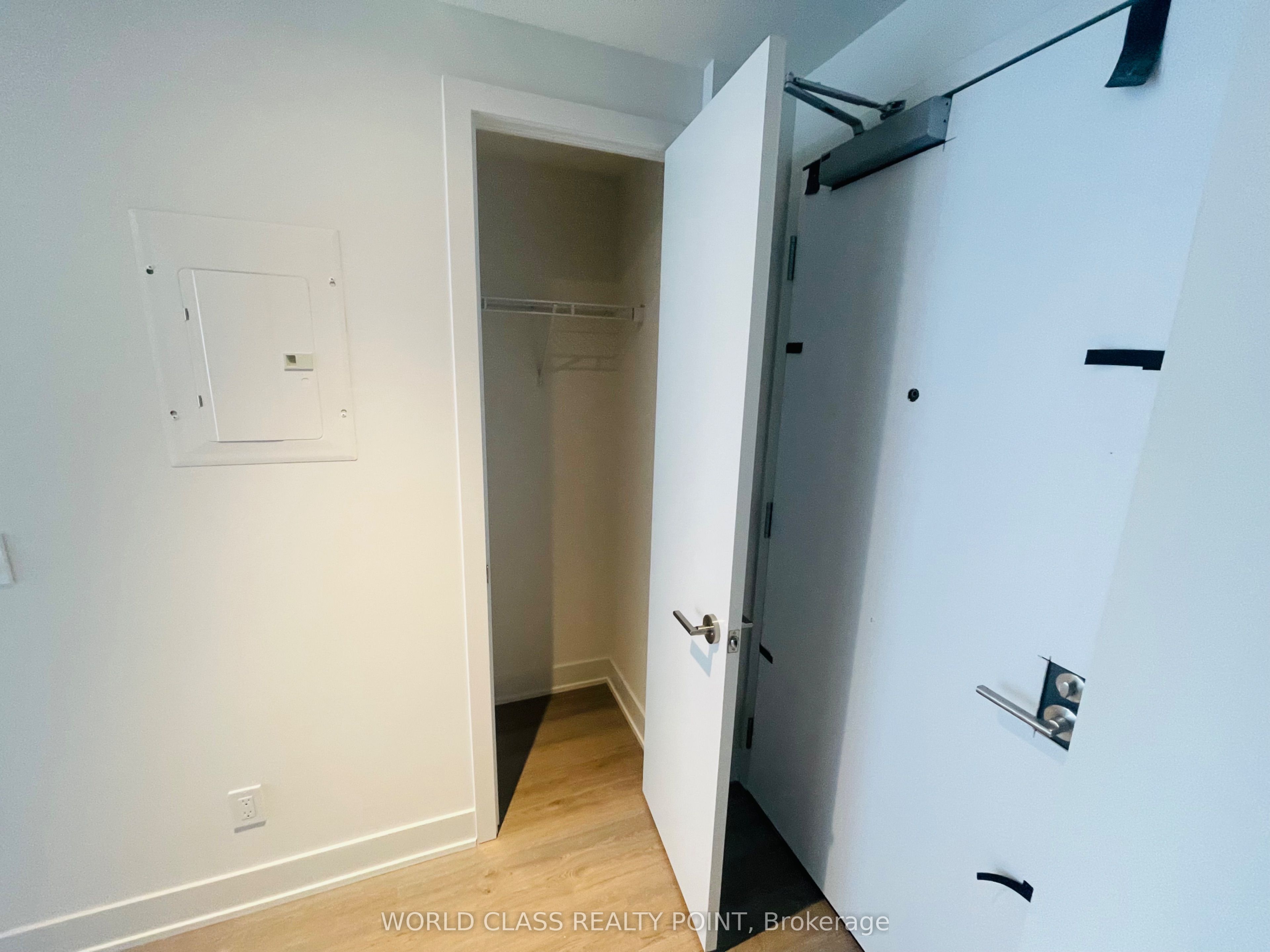 8 Cumberland Street 2404, Toronto, ON M4W 0B6 photo 4