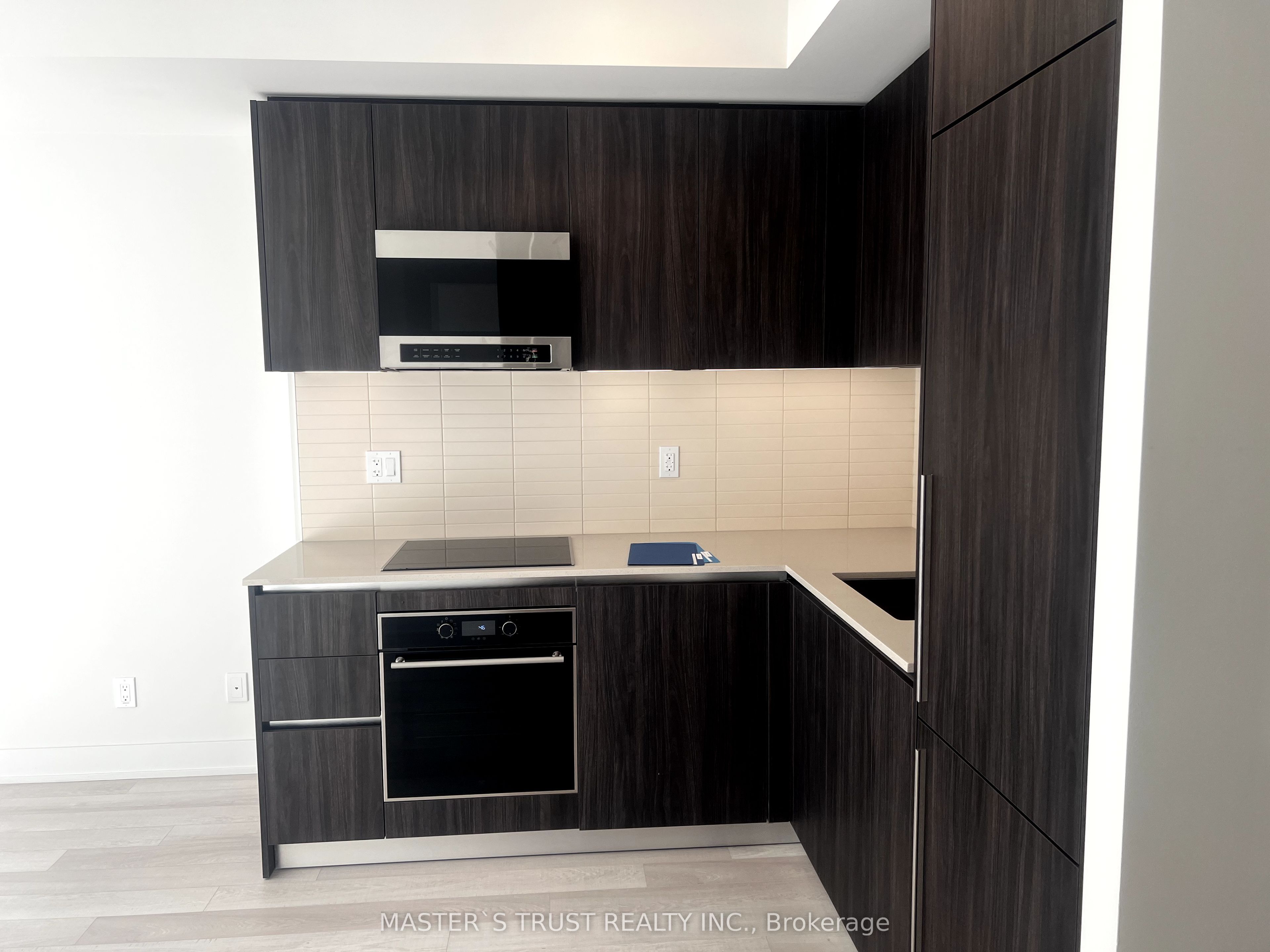 8 Cumberland Street 1105, Toronto, ON M4W 0B6 photo 2