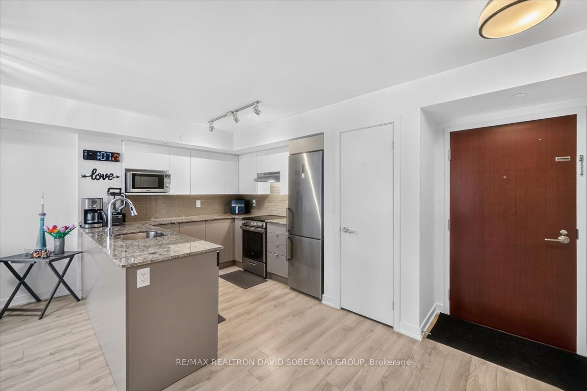 112 Varna Drive, Toronto, ON M6A 0C6 photo 4