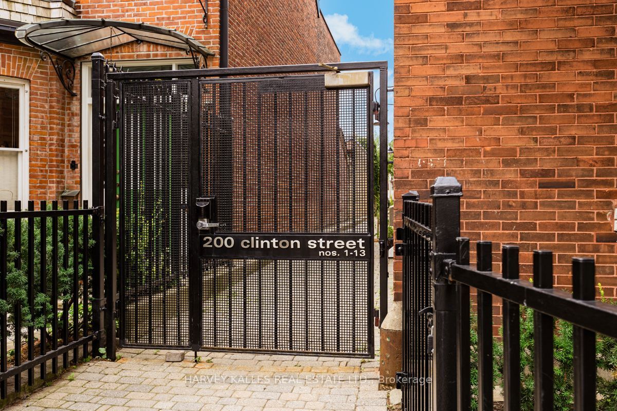200 Clinton Street 7, Toronto, ON M6G 2Y5 photo 2