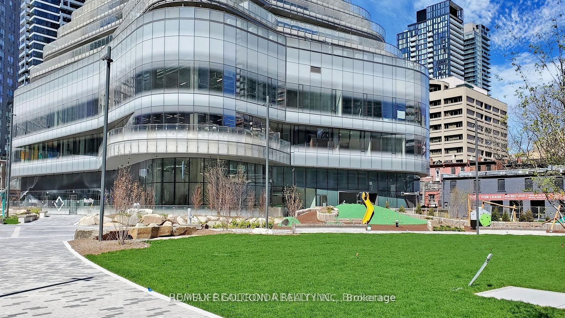 11 Wellesley Street W 5702, Toronto, ON M4Y 1E8 photo 3