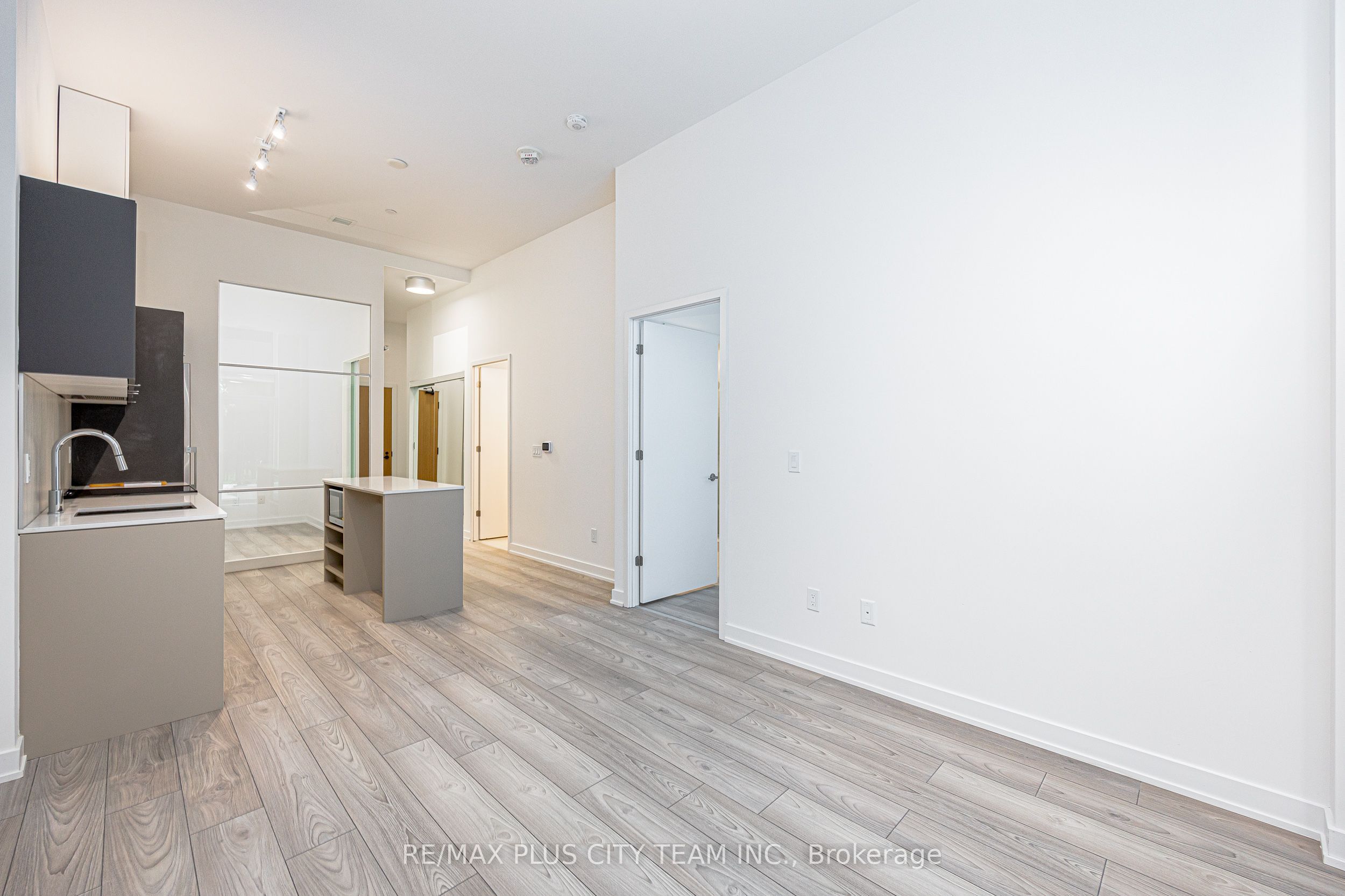 8 Tippett Road 105, Toronto, ON M3H 0E7 photo 4