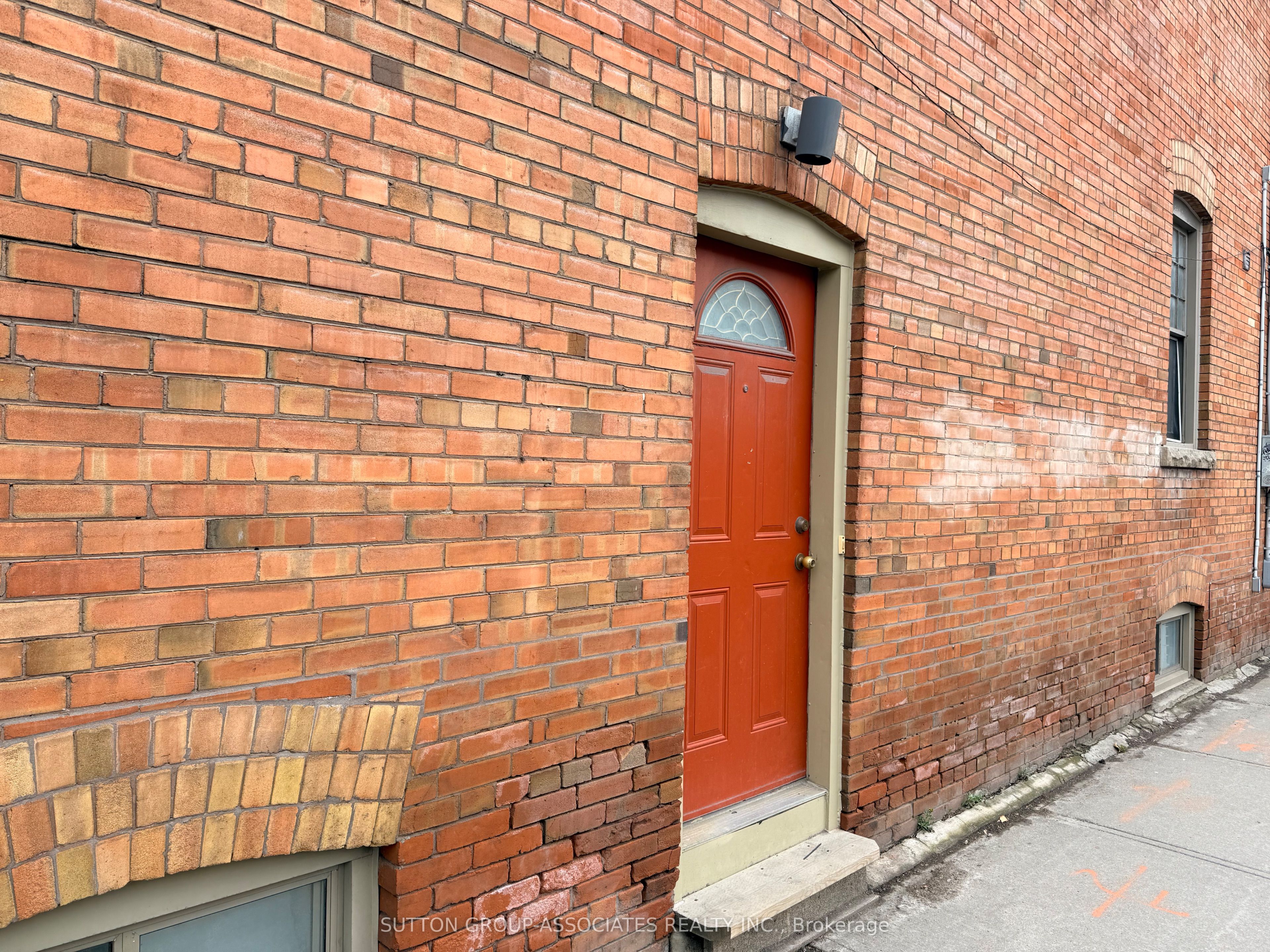 184 Madison Avenue Main, Toronto, ON M5R 2S5 photo 2