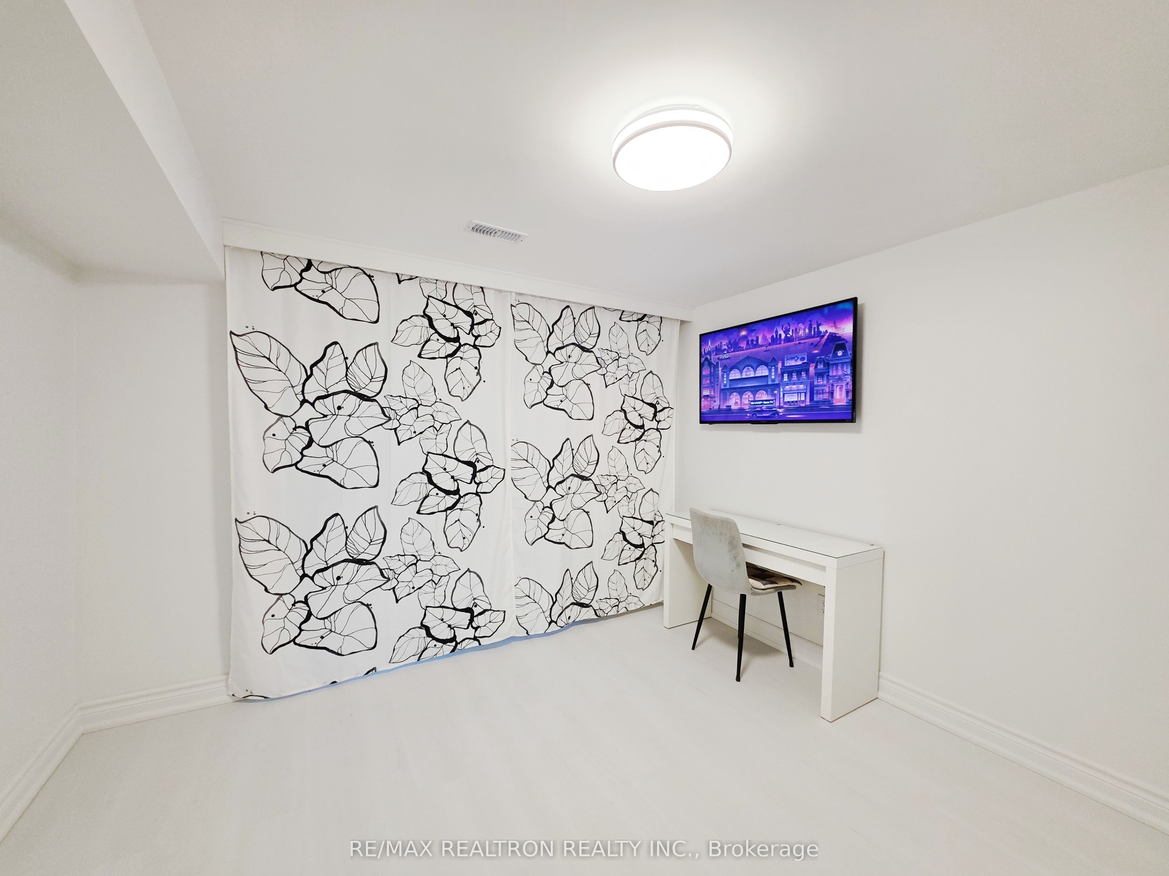 30 Lowbank Court Lower, Toronto, ON M2M 3A4 photo 2