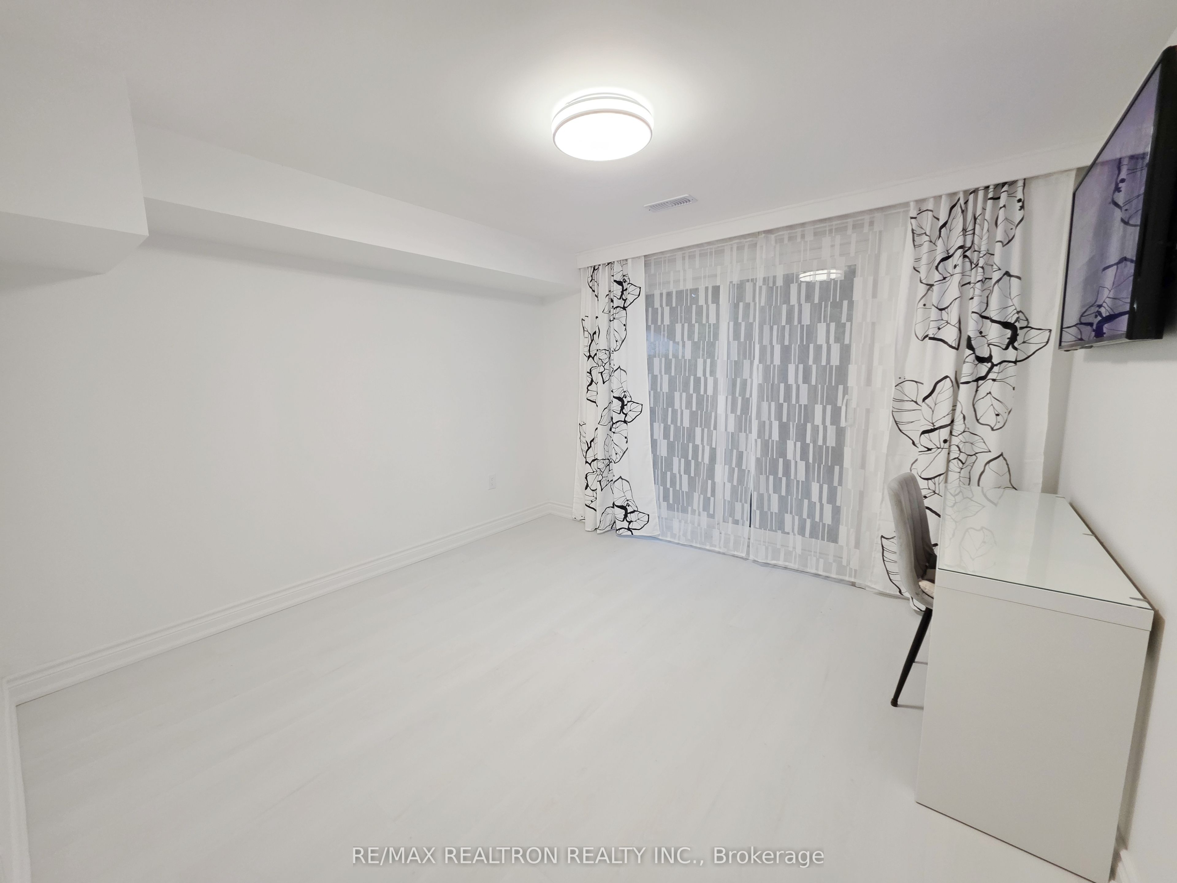 30 Lowbank Court Lower, Toronto, ON M2M 3A4 photo 4