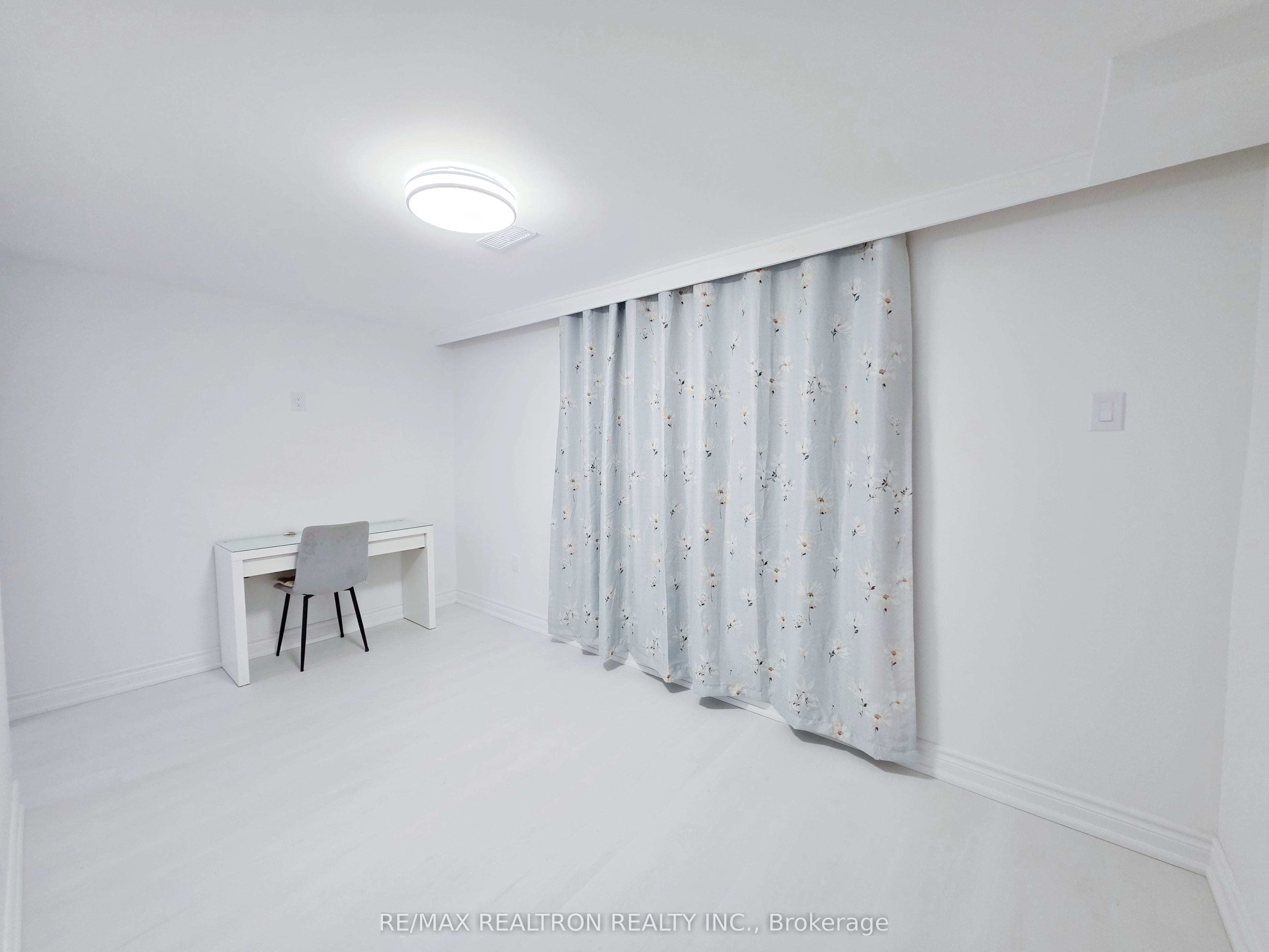 30 Lowbank Court Lower, Toronto, ON M2M 3A4 photo 5