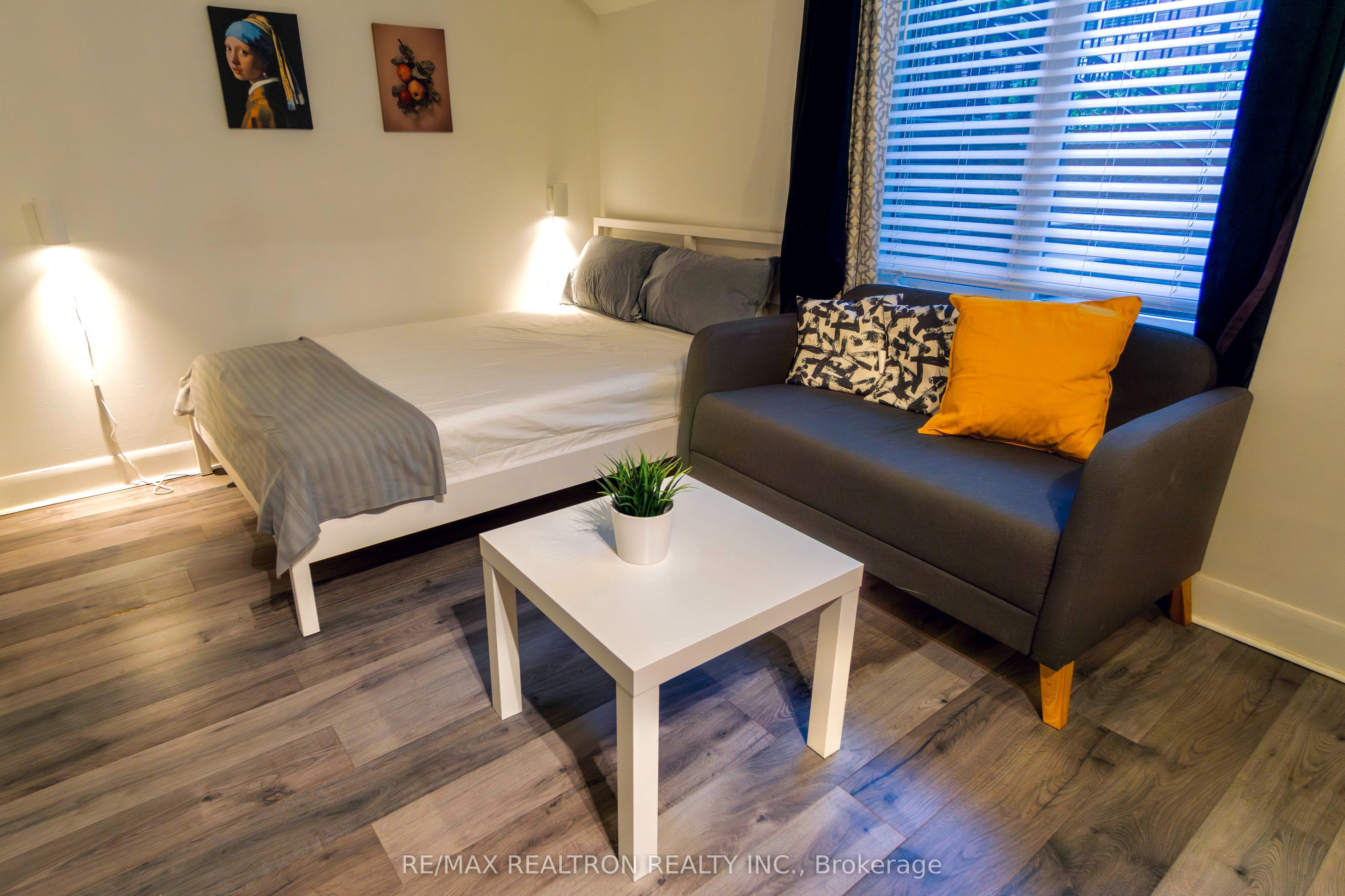 415 Jarvis Street 135, Toronto, ON M4Y 3C1 photo 2