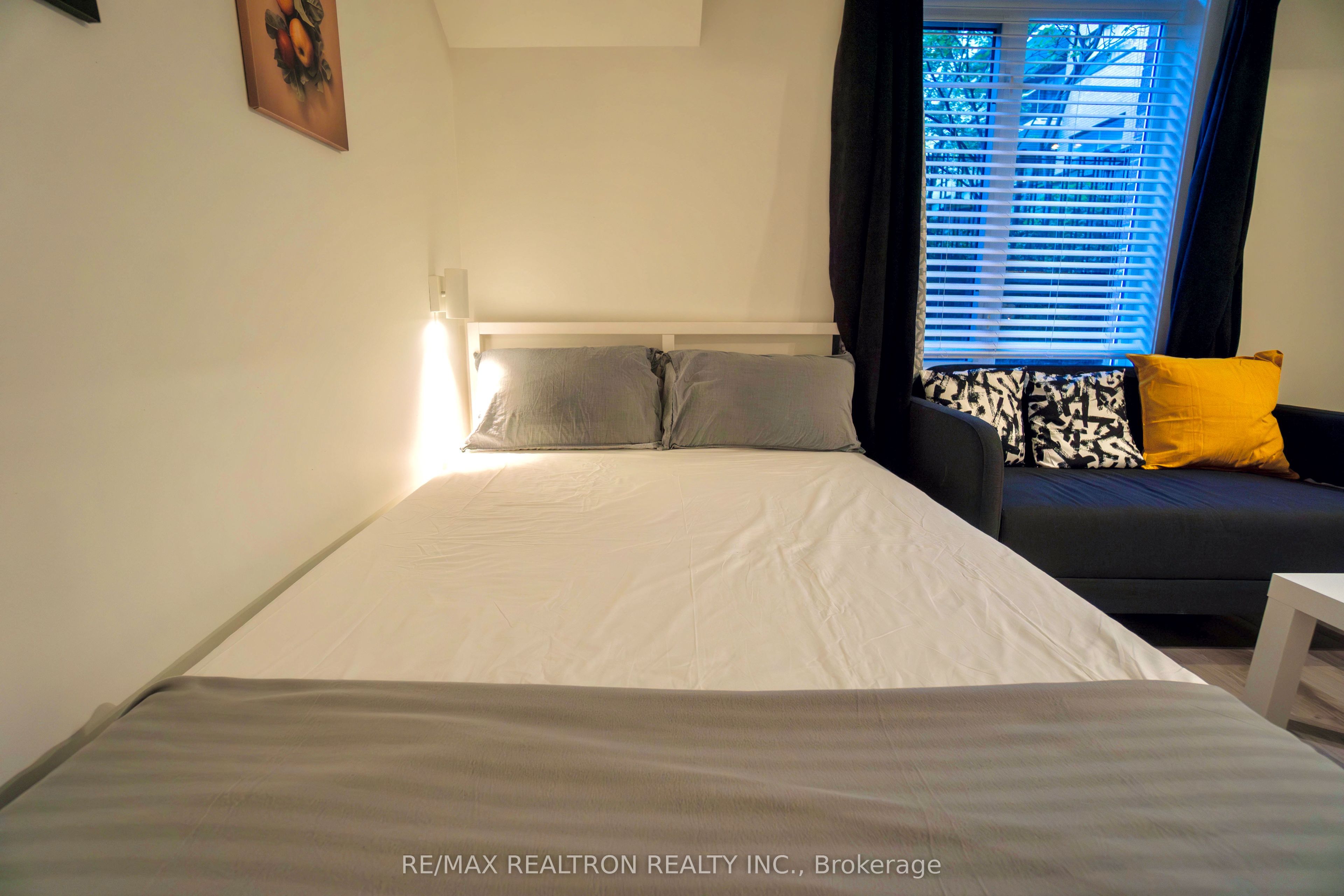 415 Jarvis Street 135, Toronto, ON M4Y 3C1 photo 3