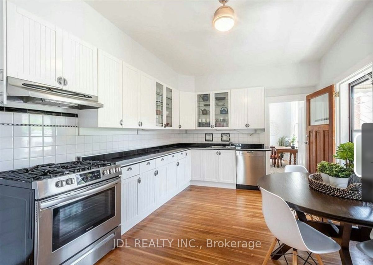 137 Denison Ave Avenue Suite A 2nd Floor, Toronto, ON M5T 2N2 photo 2