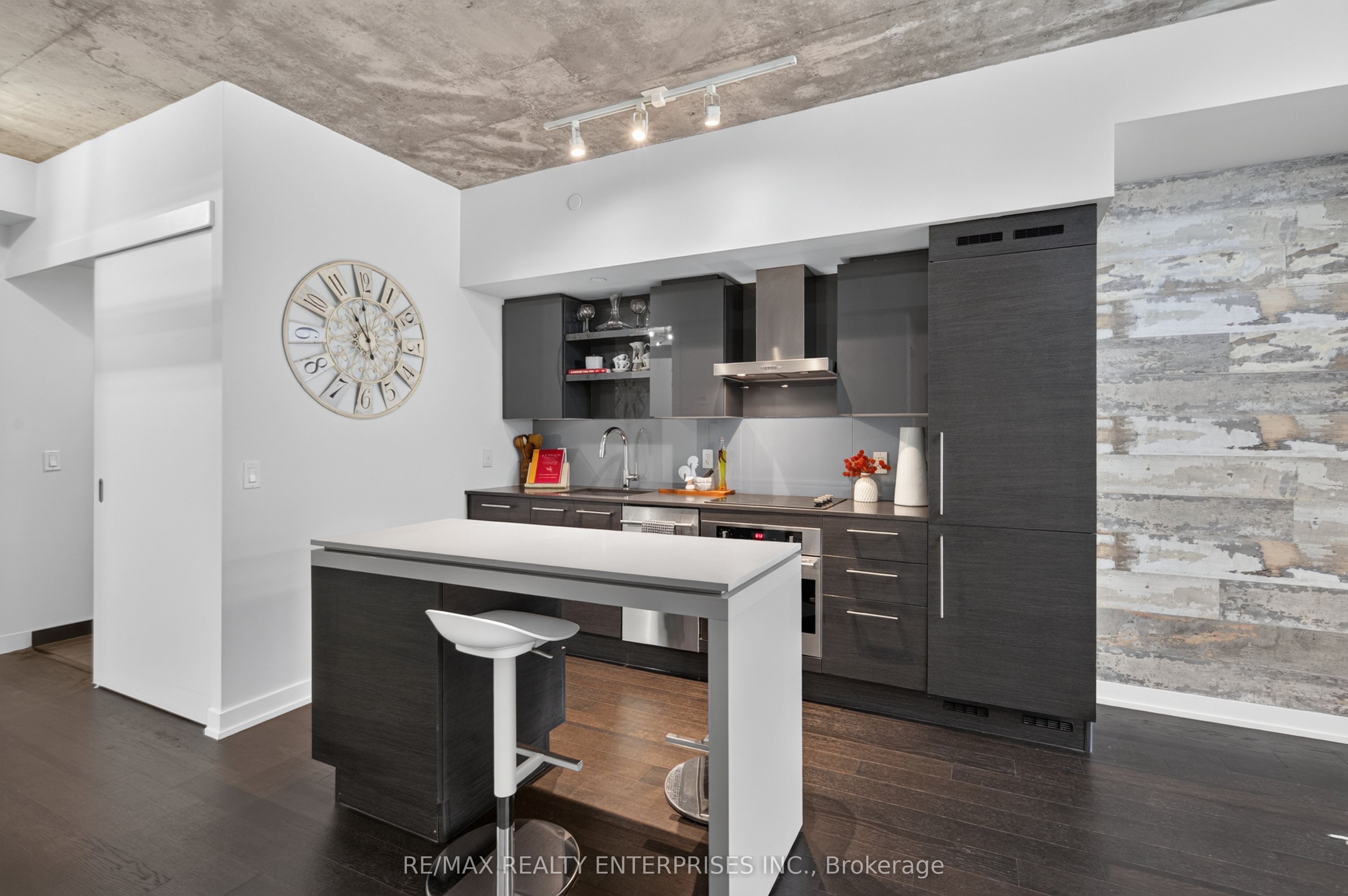 1030 King Street W 942, Toronto, ON M6K 1E6 photo 5