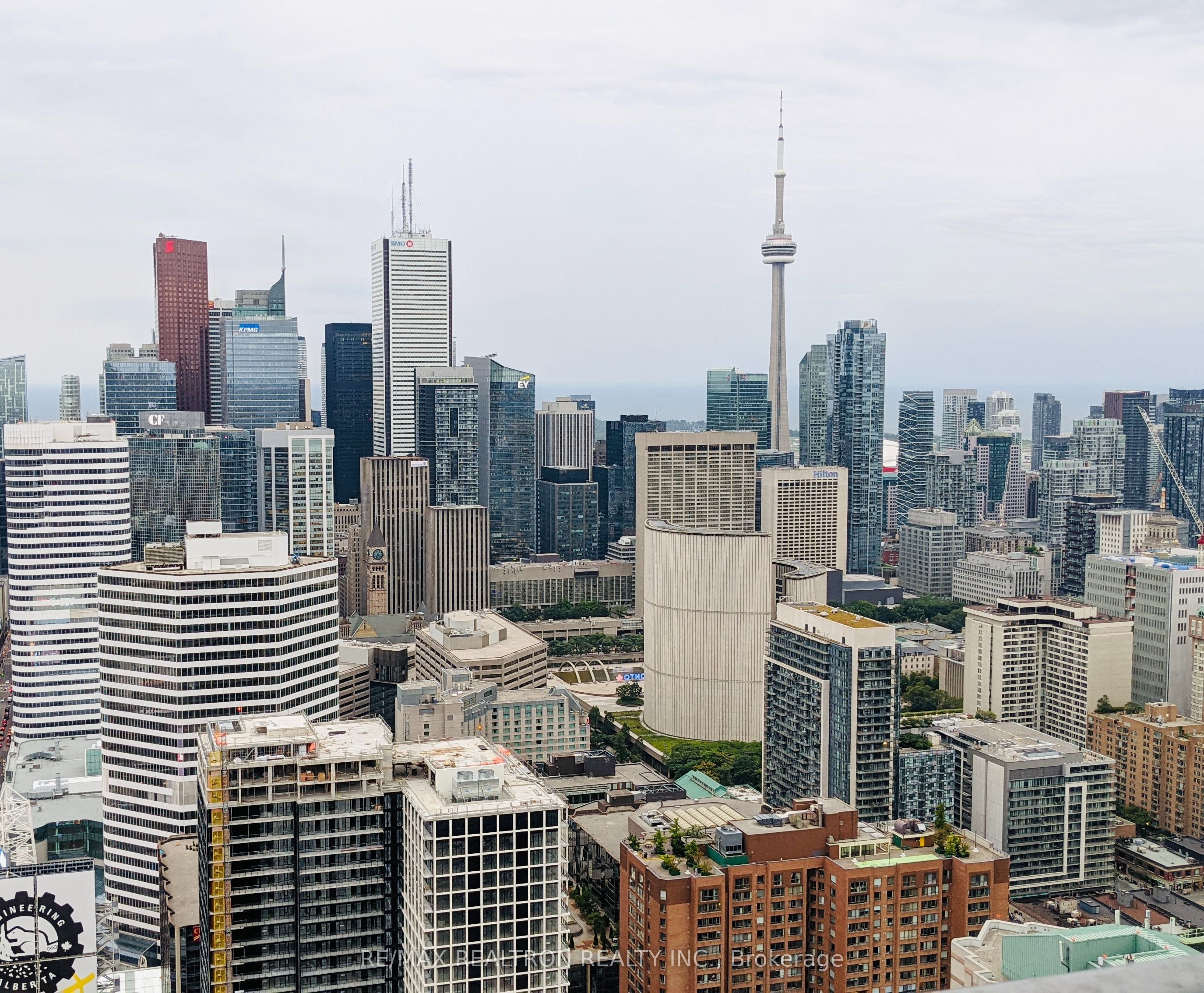 386 Yonge Street 5207, Toronto, ON M5B 0A5 photo 2