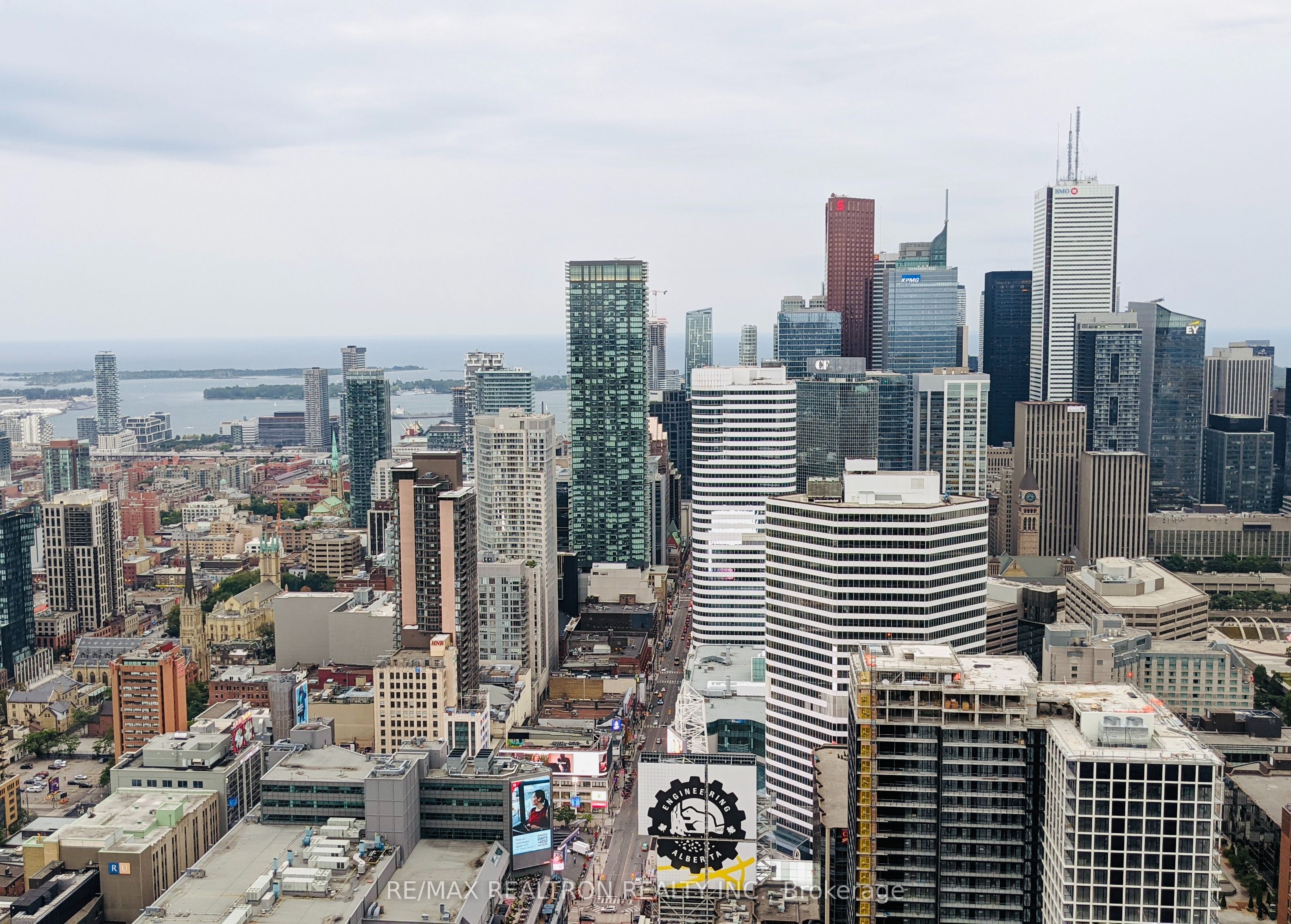 386 Yonge Street 5207, Toronto, ON M5B 0A5 photo 3