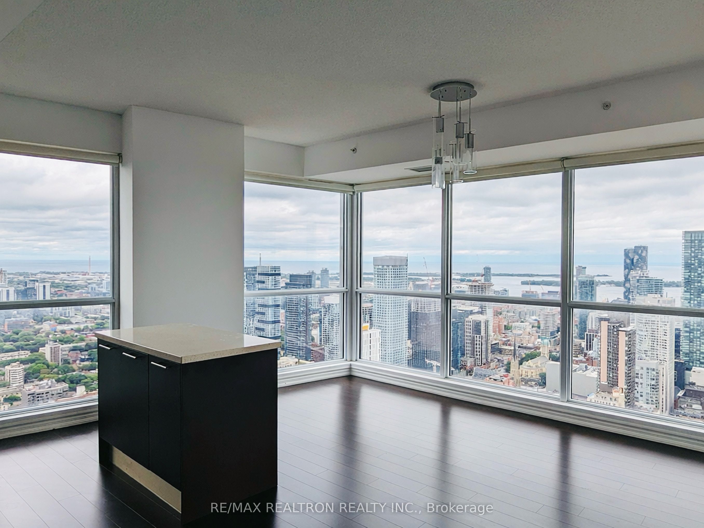 386 Yonge Street 5207, Toronto, ON M5B 0A5 photo 5
