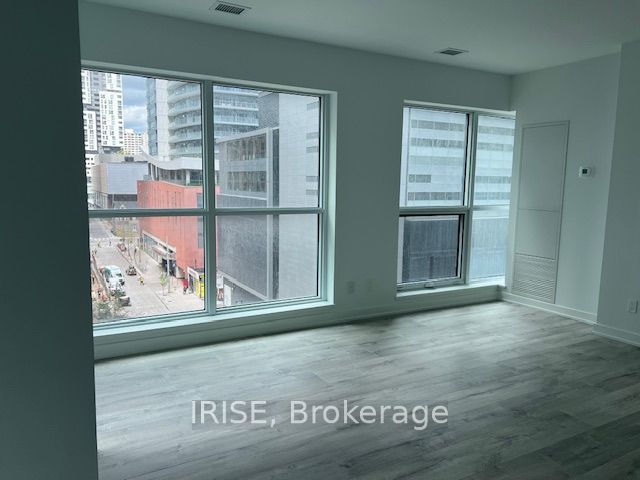 327 King Street W 606, Toronto, ON M5V 0W7 photo 5
