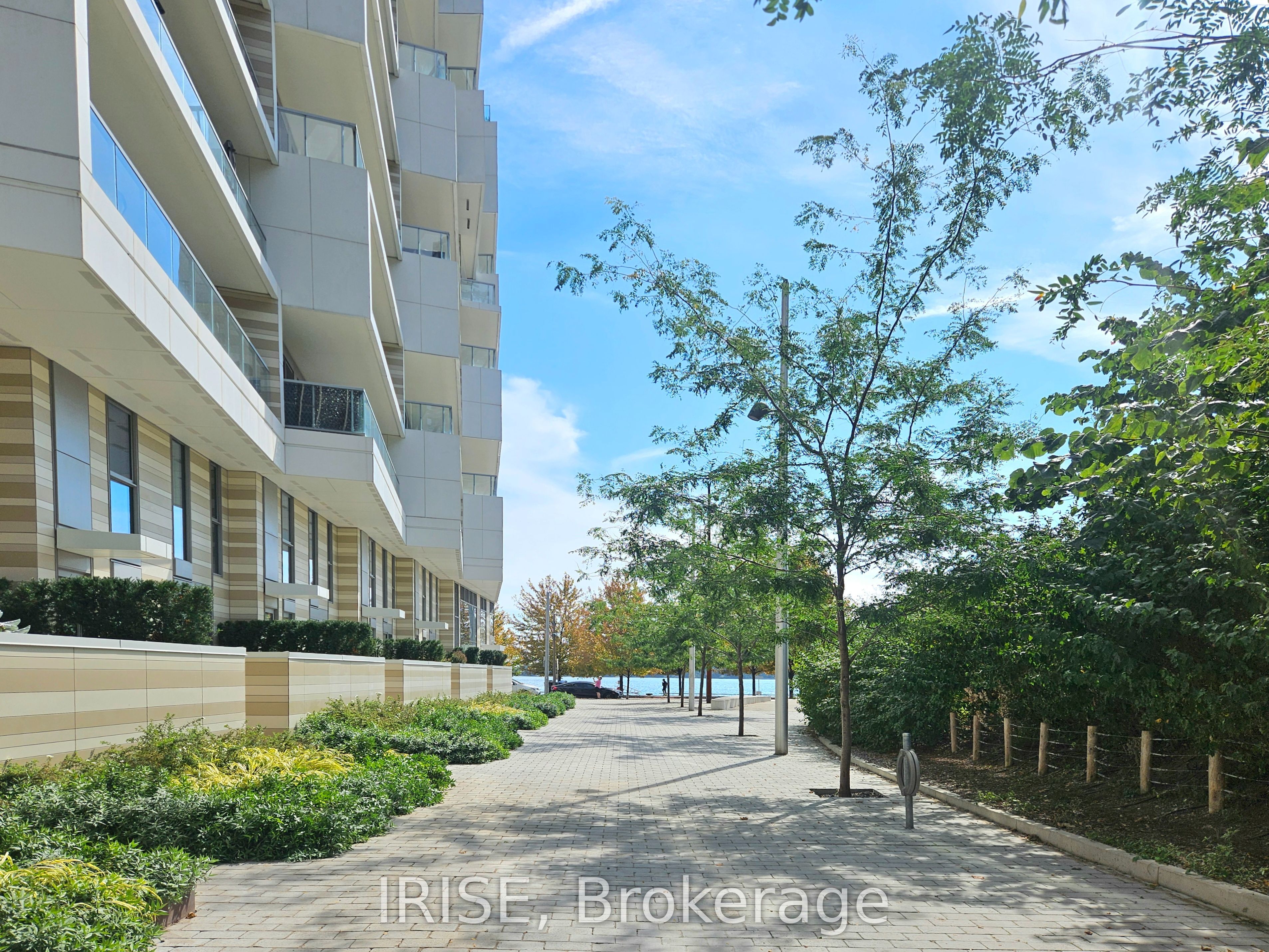 118 Merchants' Wharf 214, Toronto, ON M5A 0L3 photo 2