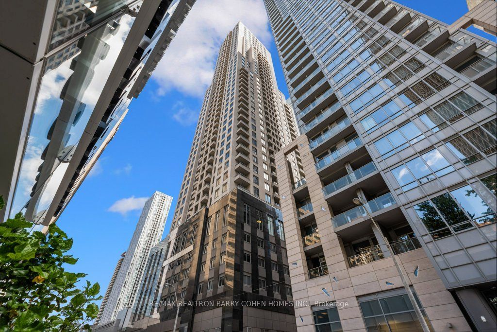 35 Balmuto Street 2703, Toronto, ON M4W 3R1 photo 2