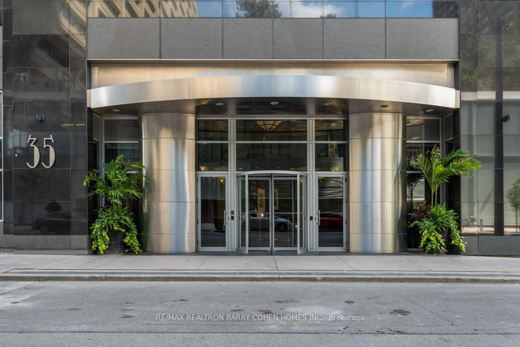 35 Balmuto Street 2703, Toronto, ON M4W 3R1 photo 3