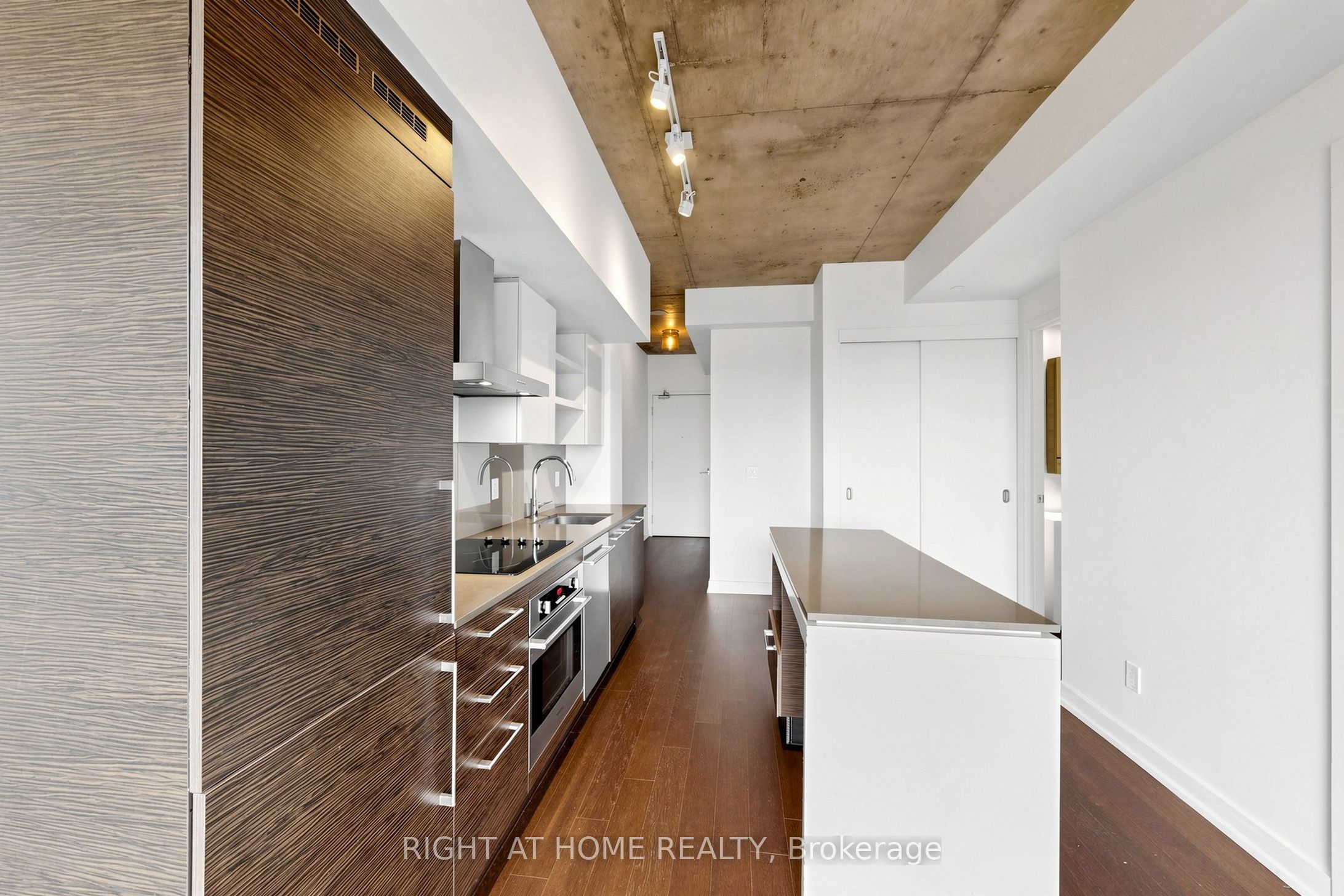 1030 King Street W 512, Toronto, ON M6K 0B4 photo 3