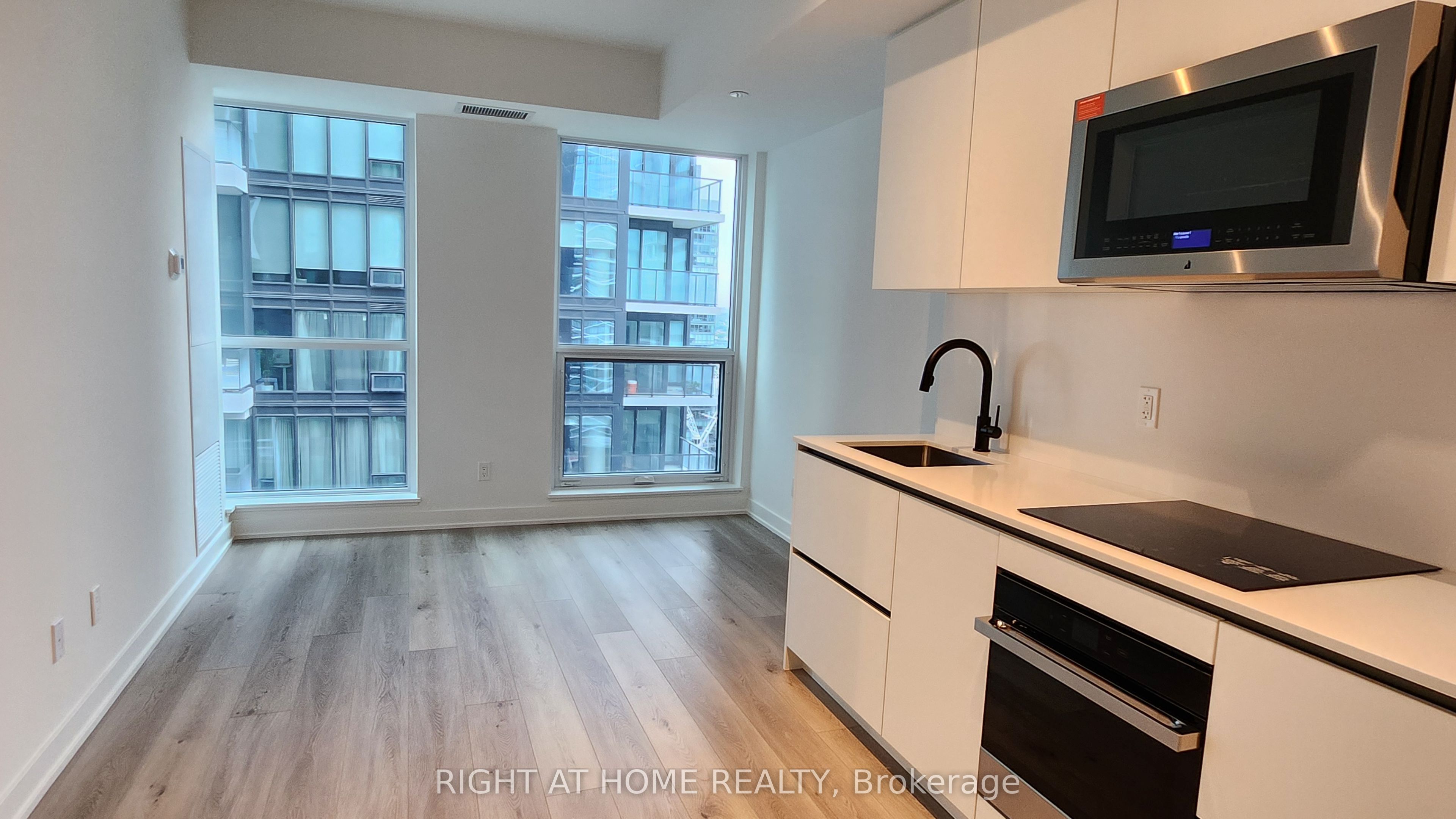 327 King Street W 2805, Toronto, ON M5V 0W7 photo 2