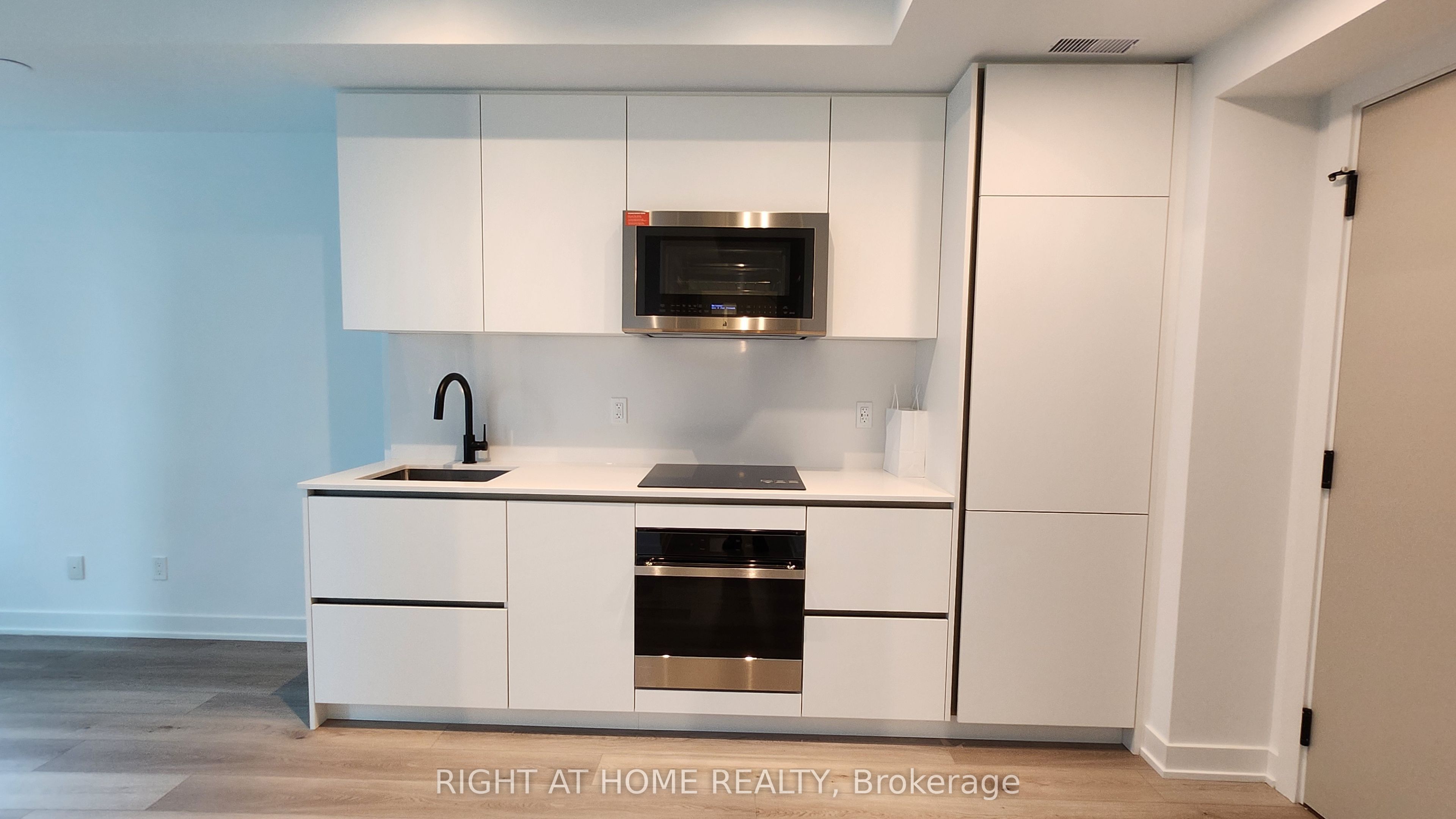 327 King Street W 2805, Toronto, ON M5V 0W7 photo 3