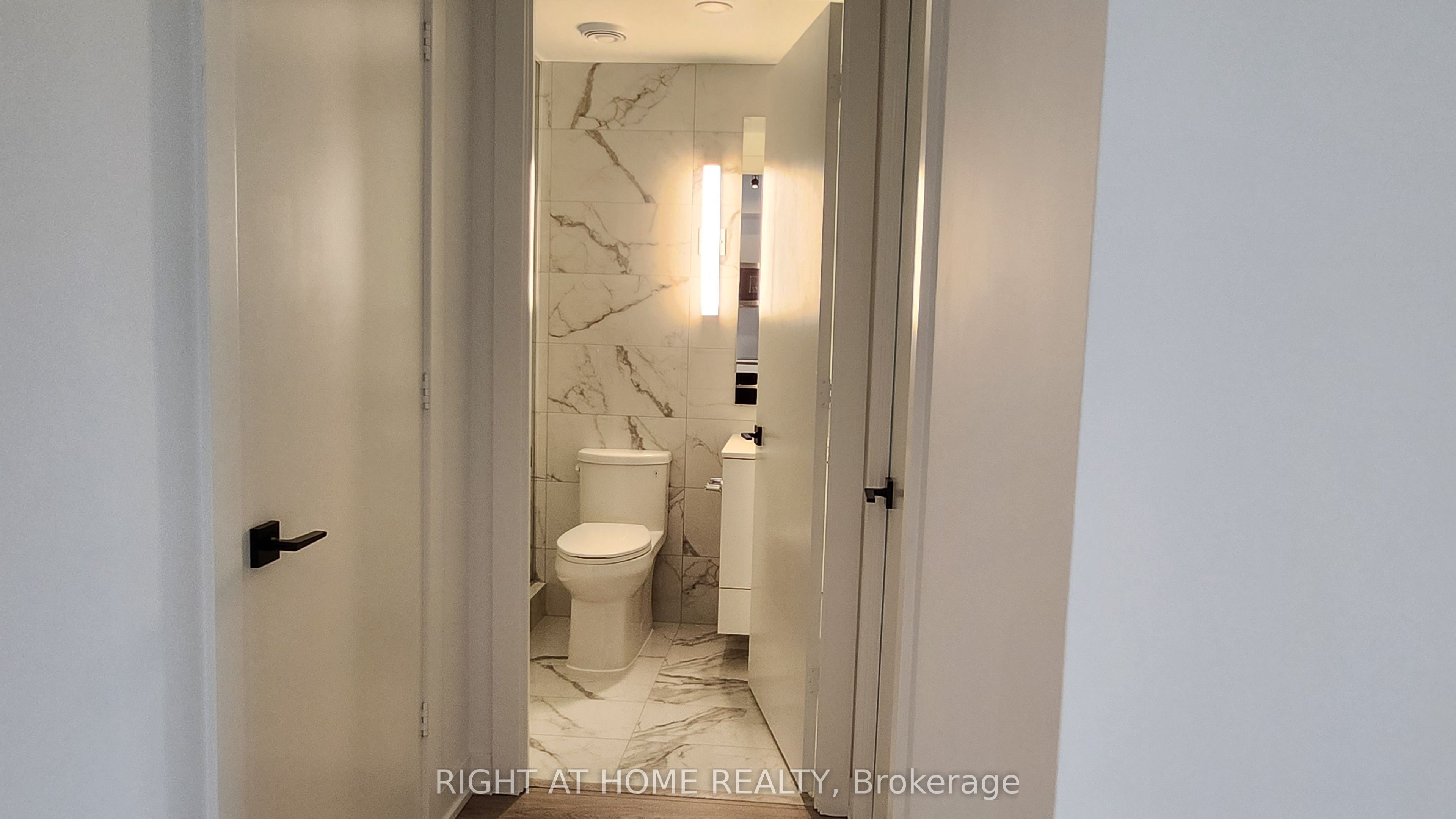 327 King Street W 2805, Toronto, ON M5V 0W7 photo 4