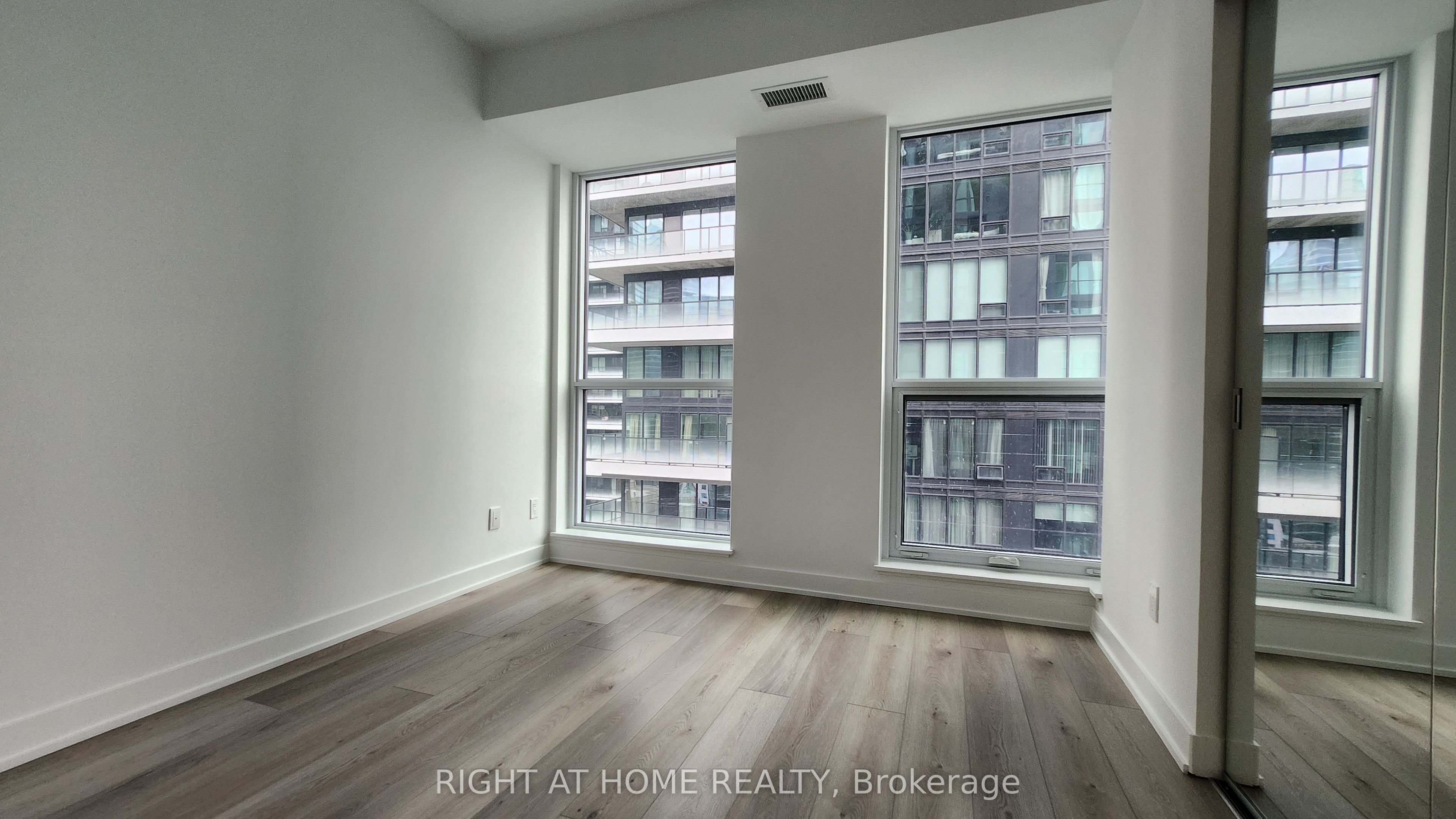 327 King Street W 2805, Toronto, ON M5V 0W7 photo 5