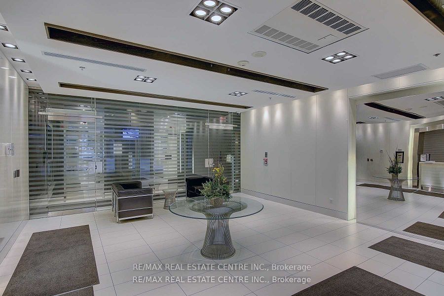 25 Carlton Street 1611, Toronto, ON M5B 1L4 photo 2