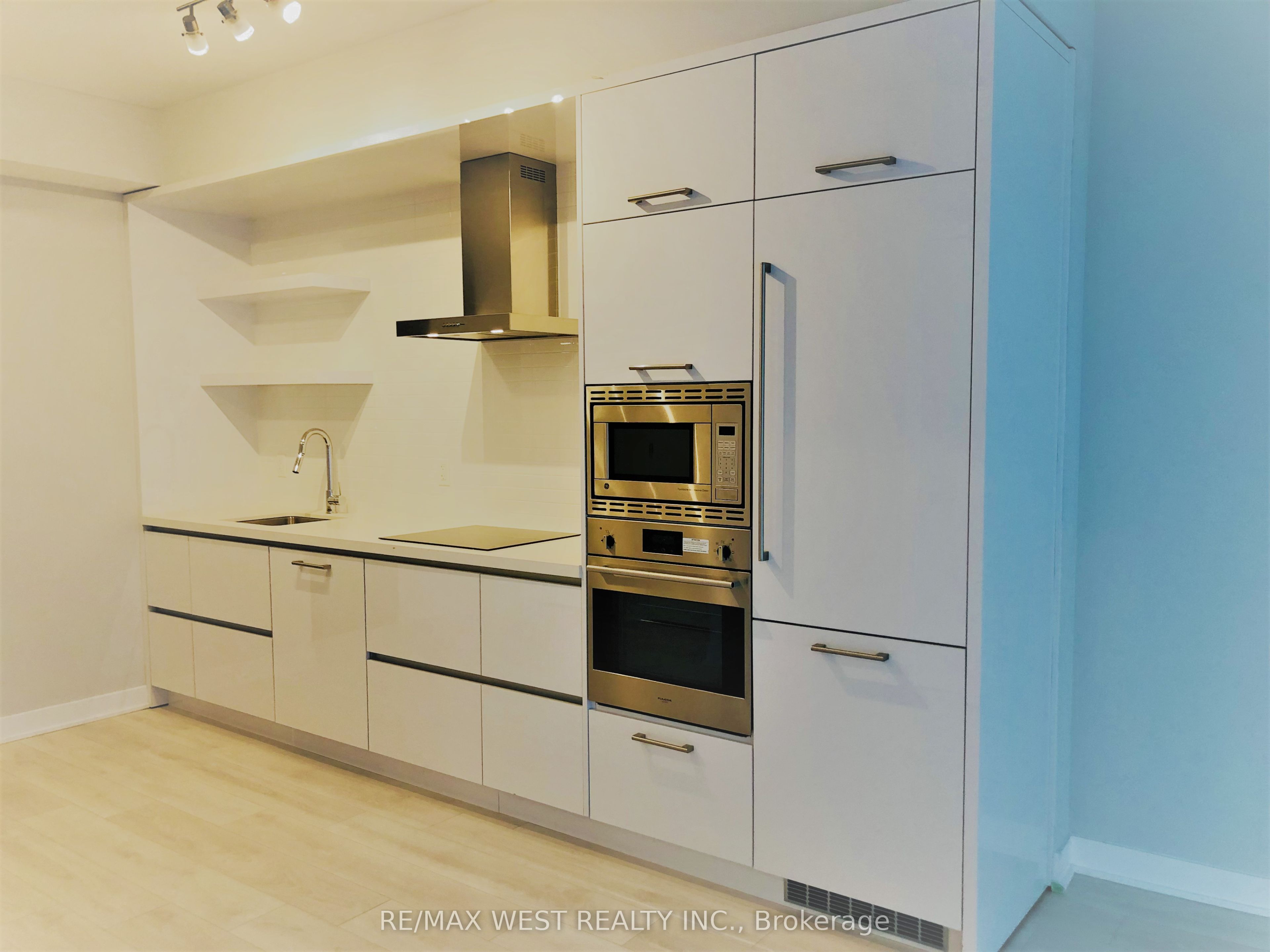 2221 Yonge Street 2404, Toronto, ON M4S 2B5 photo 4