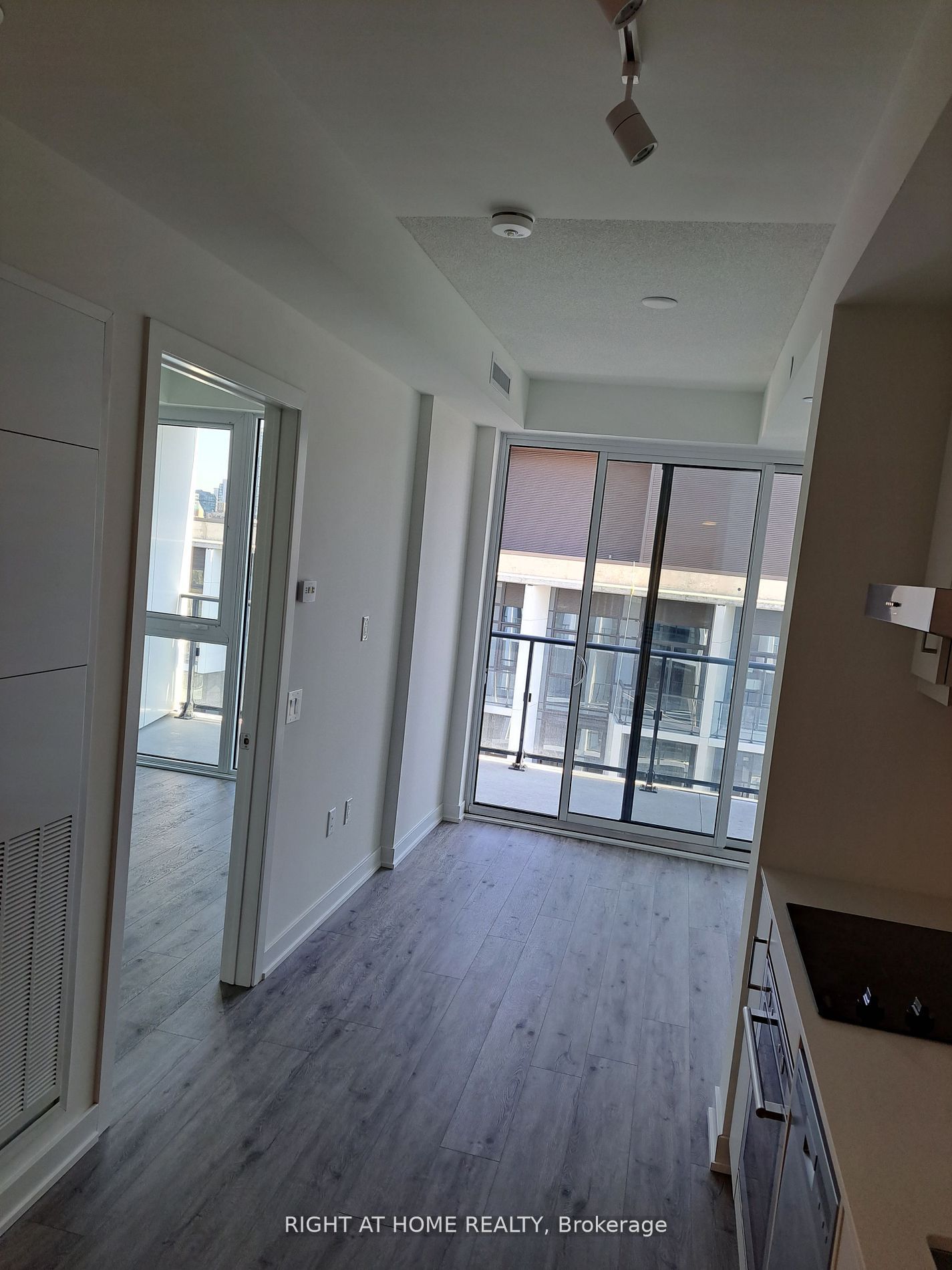 9 Tecumseth Street 1401, Toronto, ON M5V 3G4 photo 4