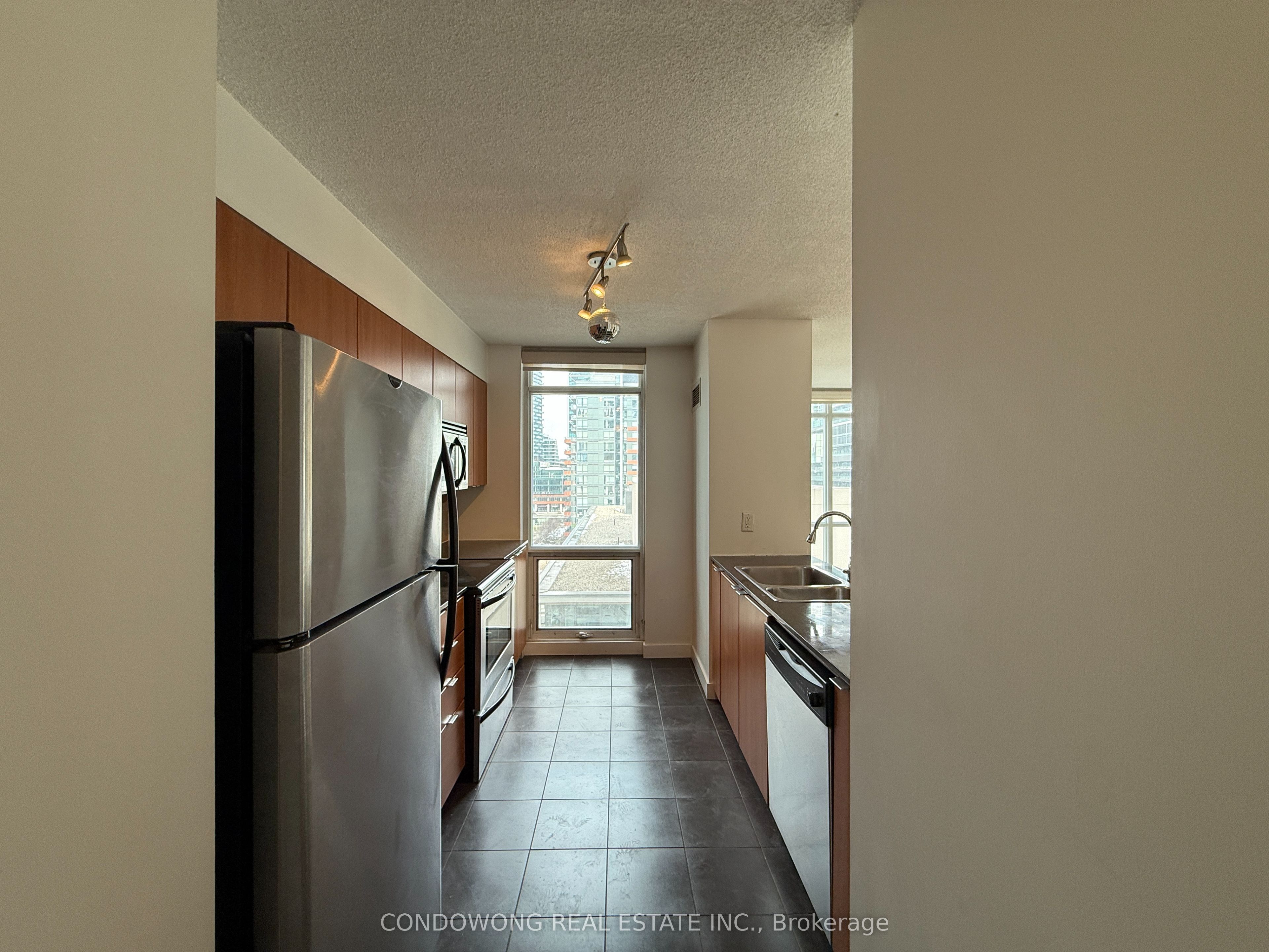 11 Brunel Court 1206, Toronto, ON M5V 3Y3 photo 3