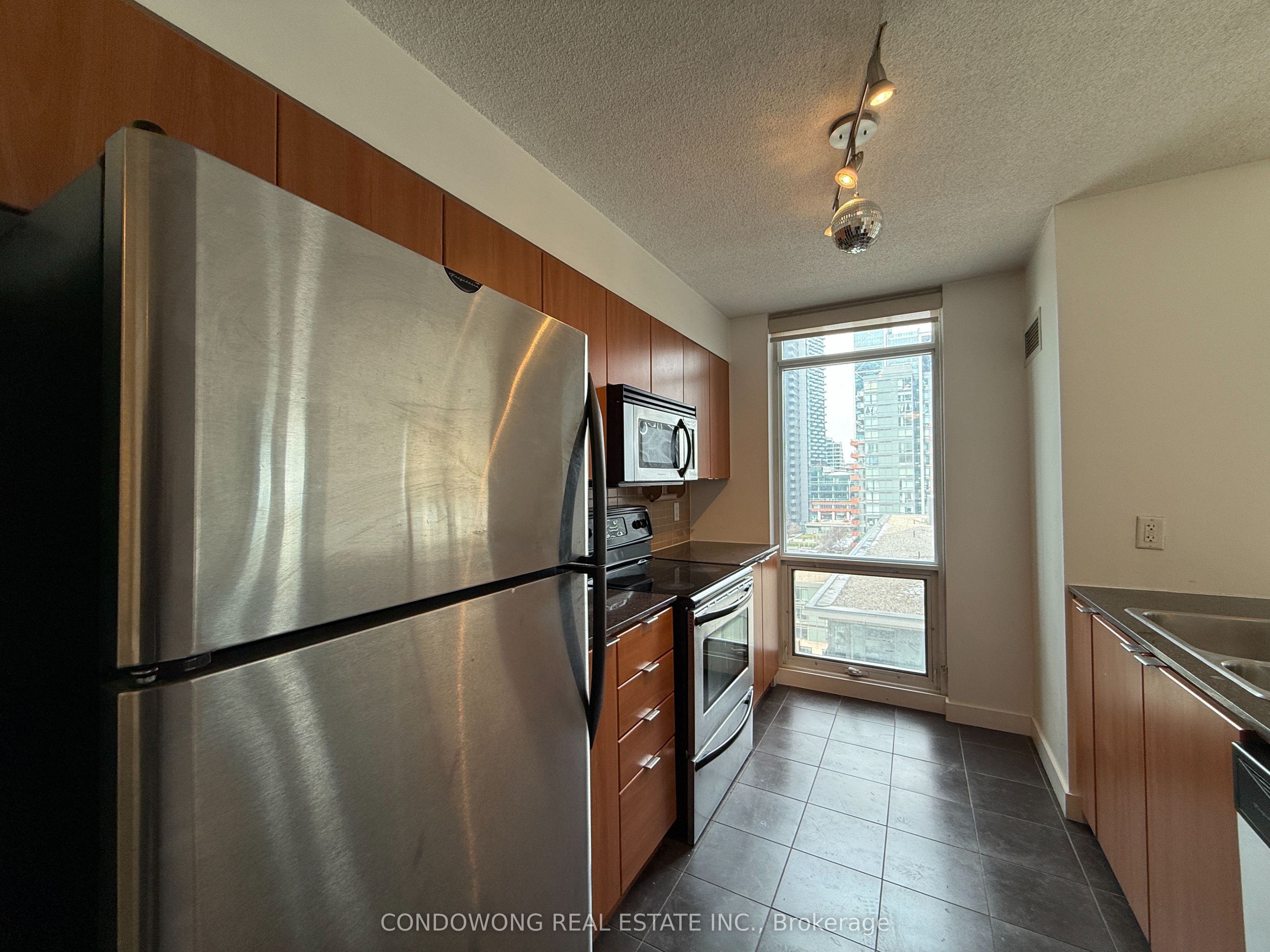11 Brunel Court 1206, Toronto, ON M5V 3Y3 photo 4
