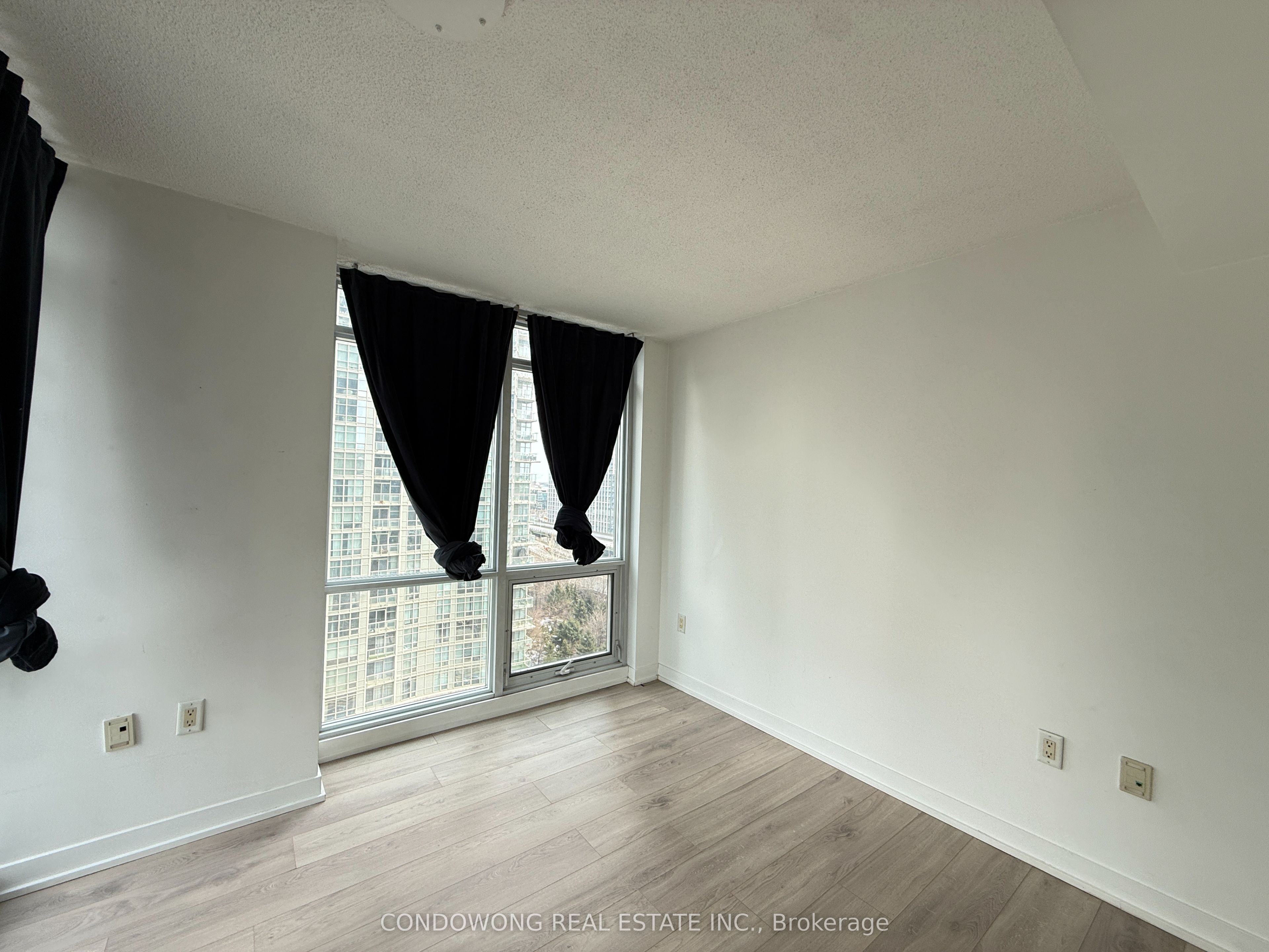 11 Brunel Court 1206, Toronto, ON M5V 3Y3 photo 5