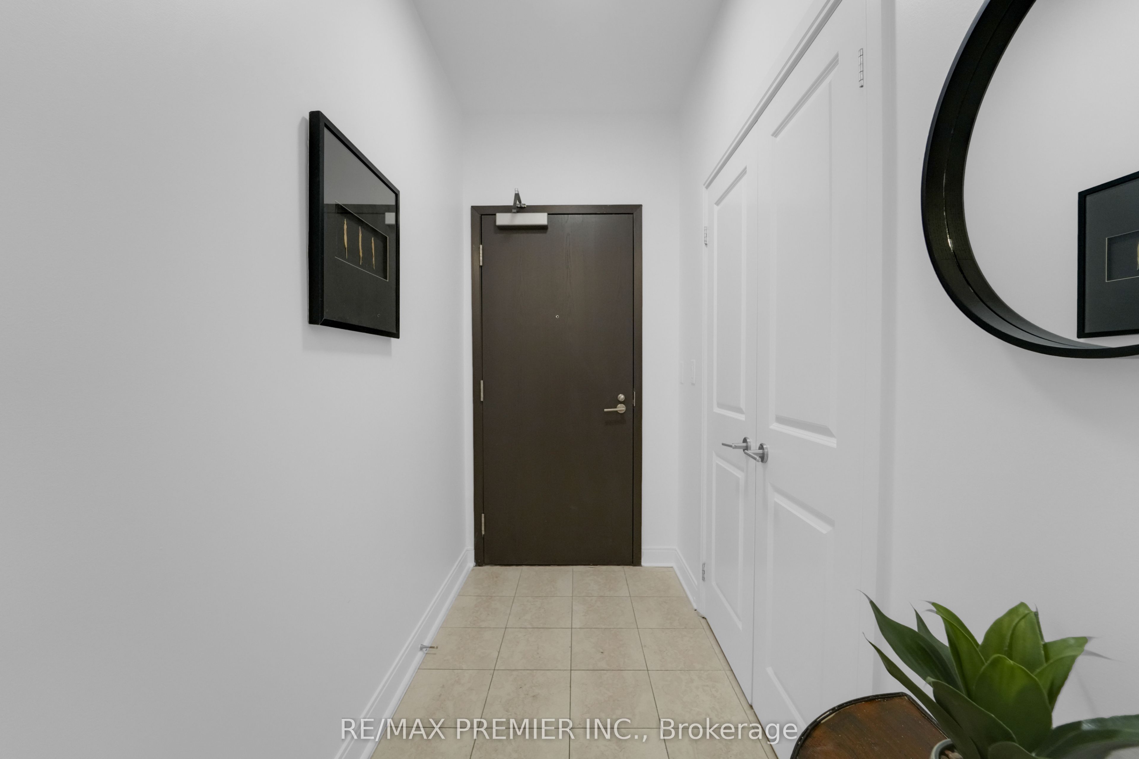 18 Yorkville Avenue 310, Toronto, ON M4W 3Y8 photo 2