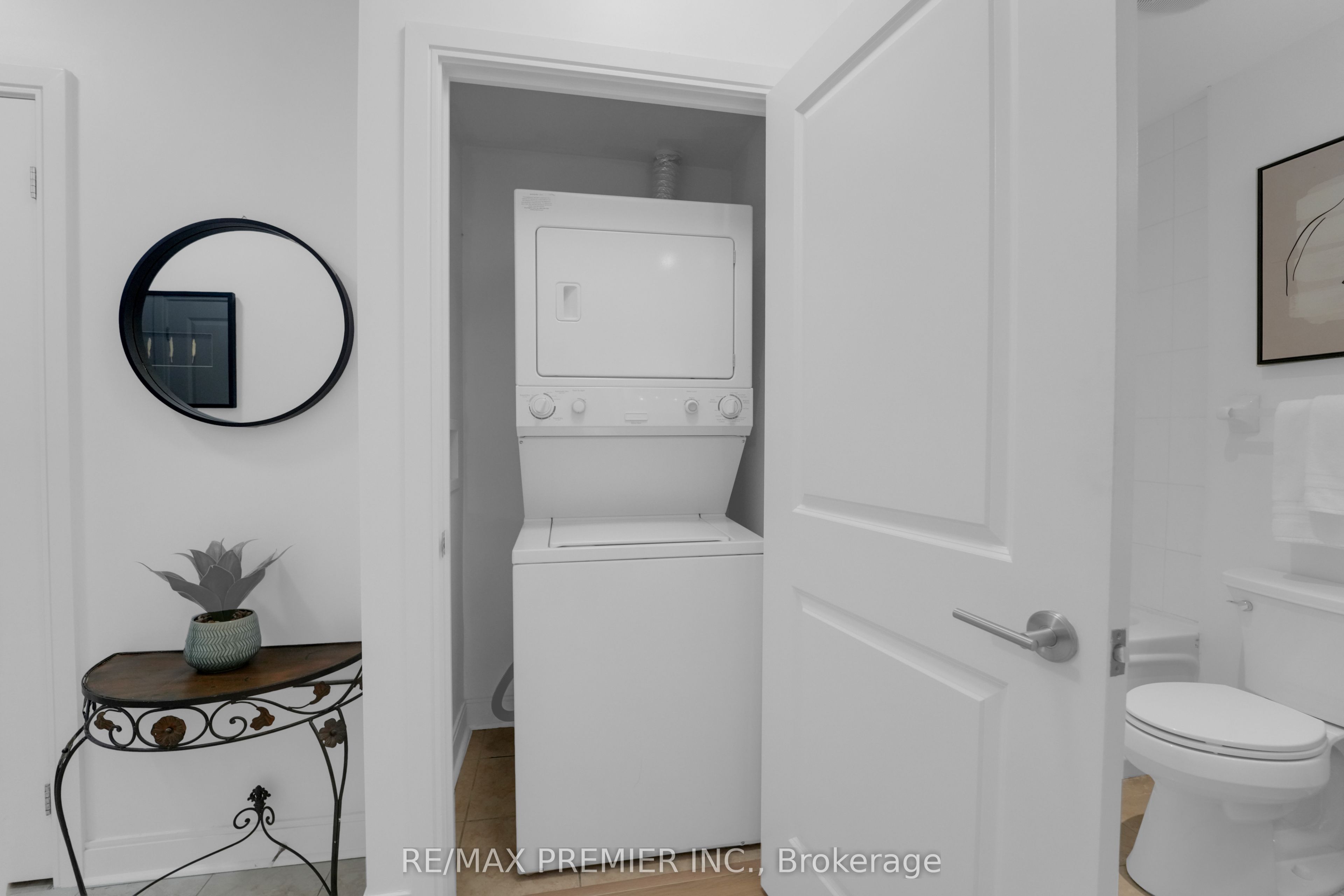 18 Yorkville Avenue 310, Toronto, ON M4W 3Y8 photo 3
