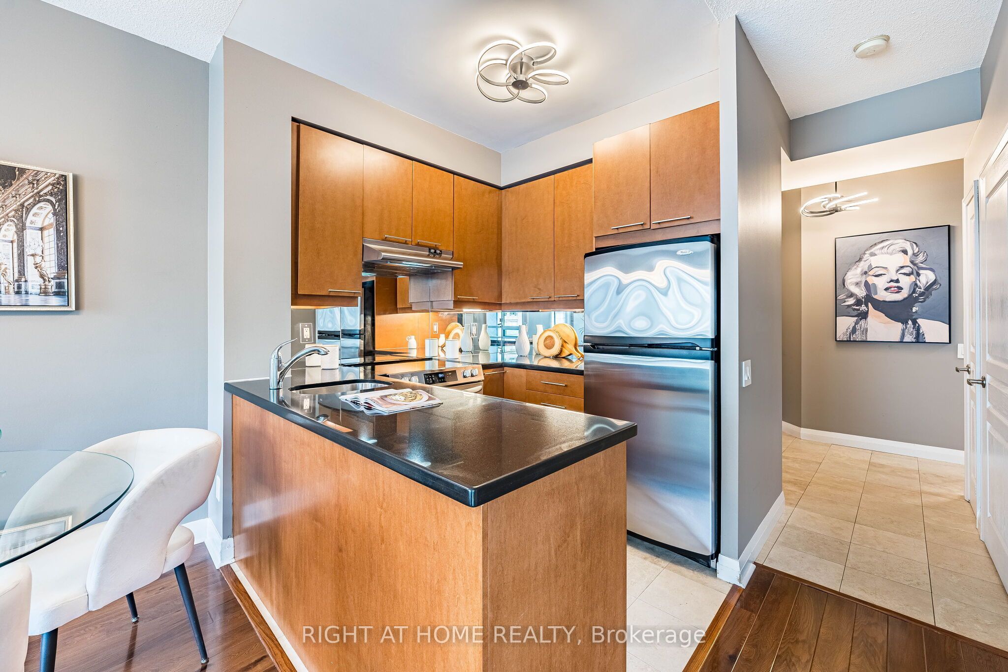 1121 Bay Street 1106, Toronto, ON M5S 3L9 photo 4