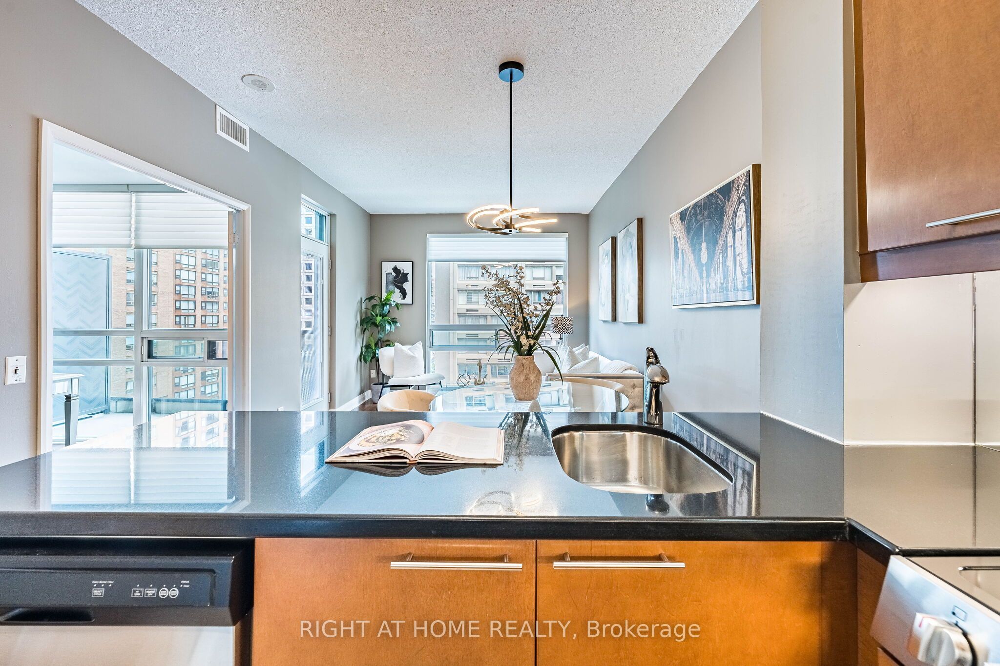 1121 Bay Street 1106, Toronto, ON M5S 3L9 photo 5