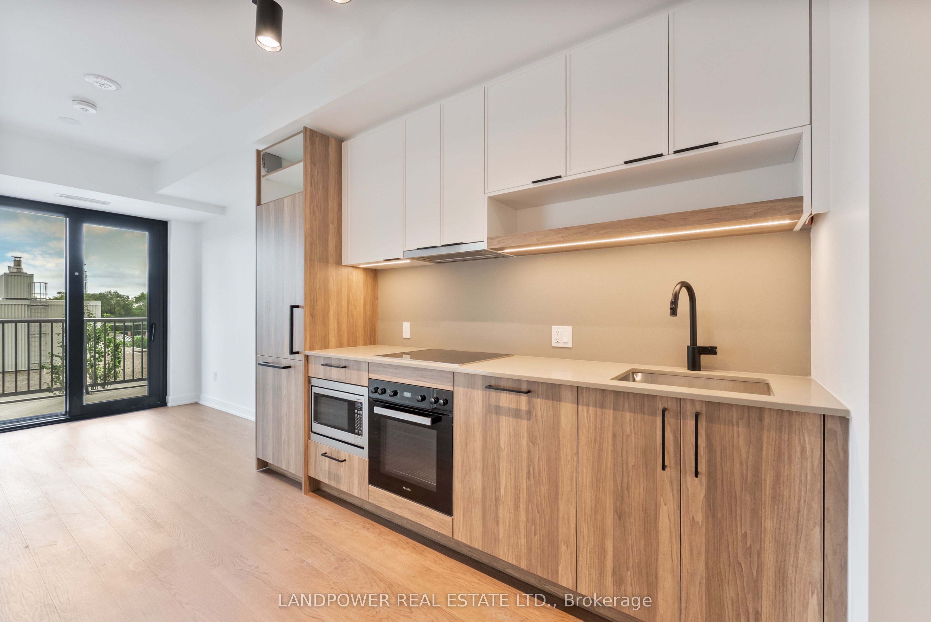 89 Montclair Avenue 1019, Toronto, ON M5P 1P5 photo 2