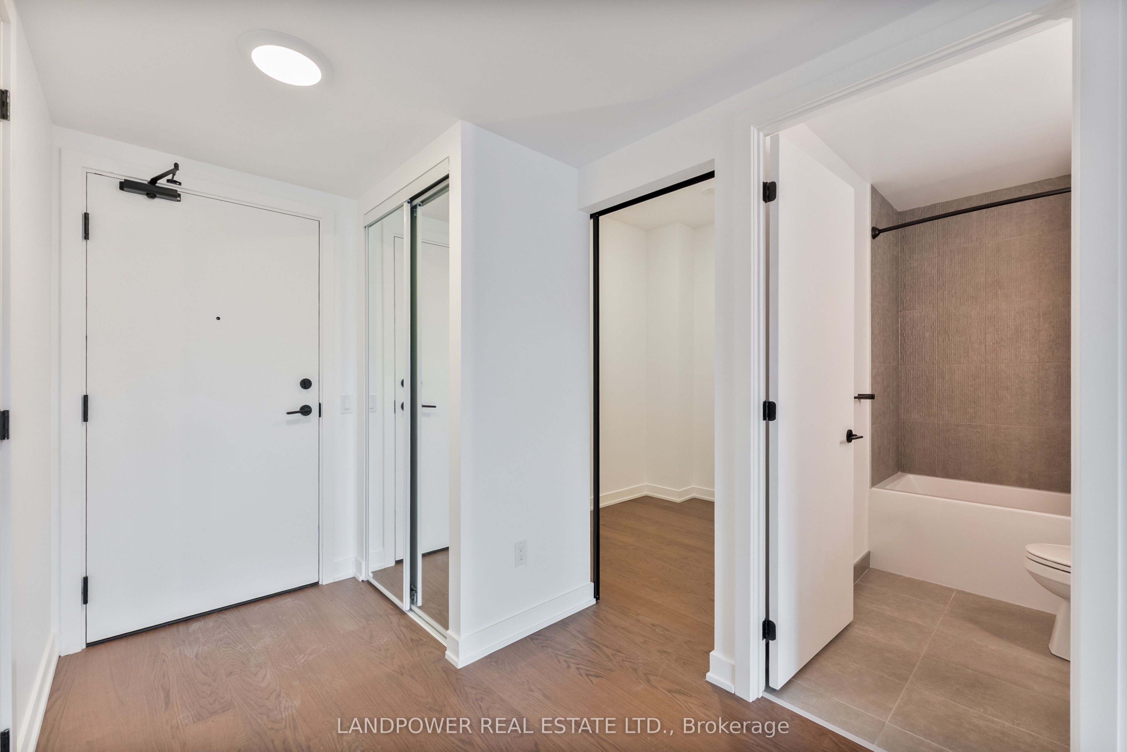 89 Montclair Avenue 1019, Toronto, ON M5P 1P5 photo 4