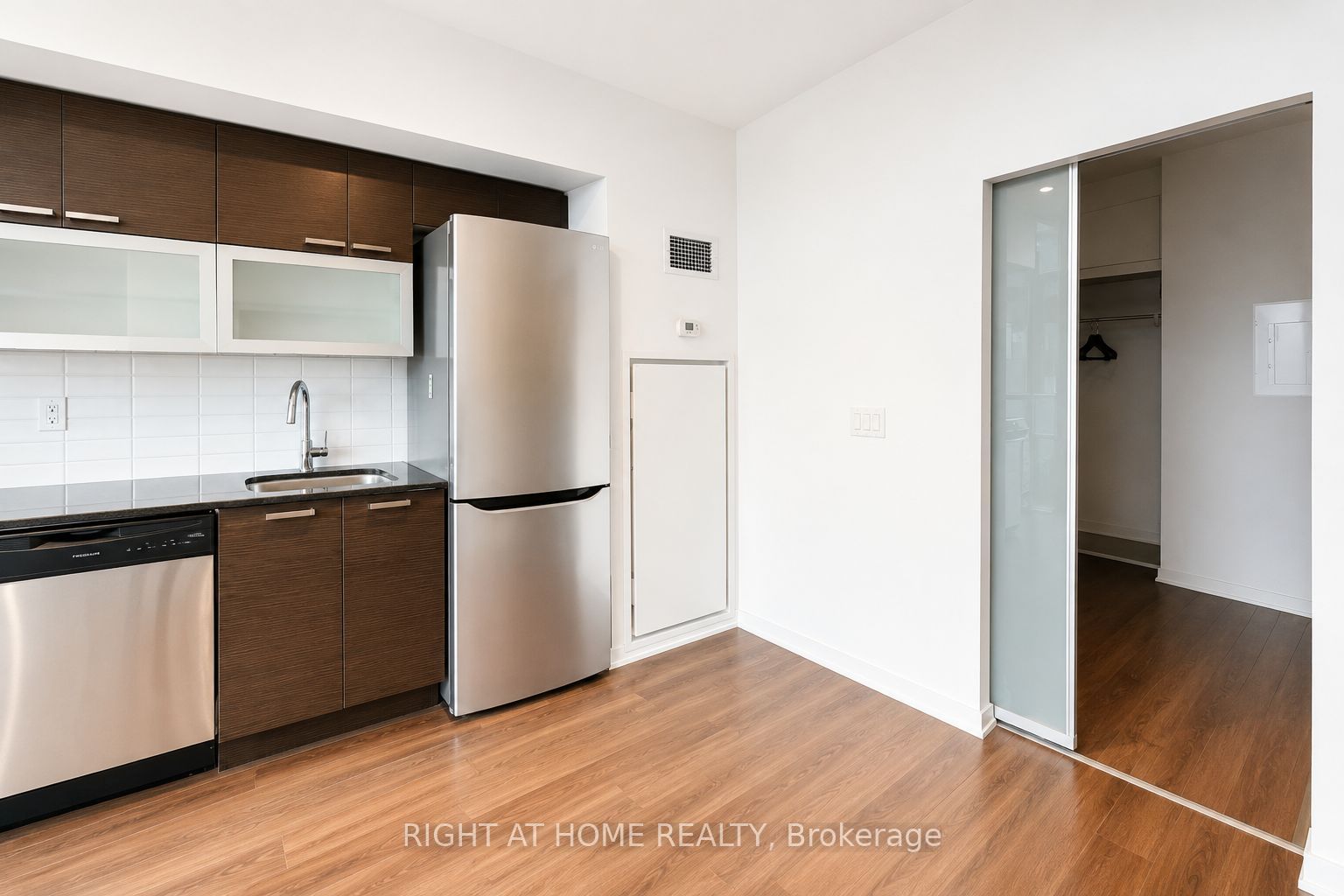 36 Lisgar Street 827E, Toronto, ON M6J 0C7 photo 3