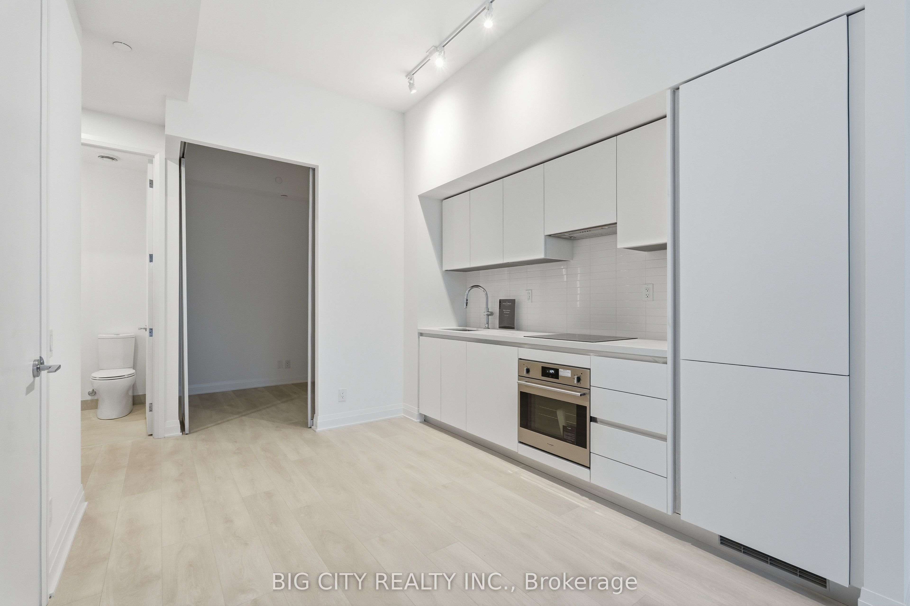 25 Frederick Todd Way 201, Toronto, ON M4G 0C9 photo 5