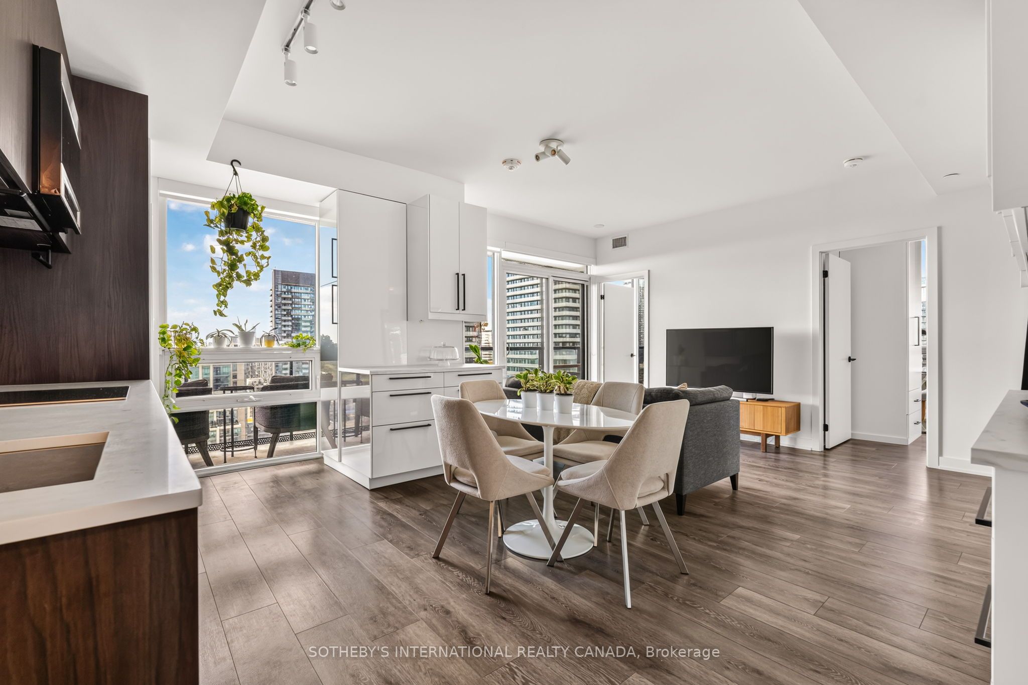 127 W BROADWAY Avenue 2302, Toronto, ON M4P 1V4 photo 3
