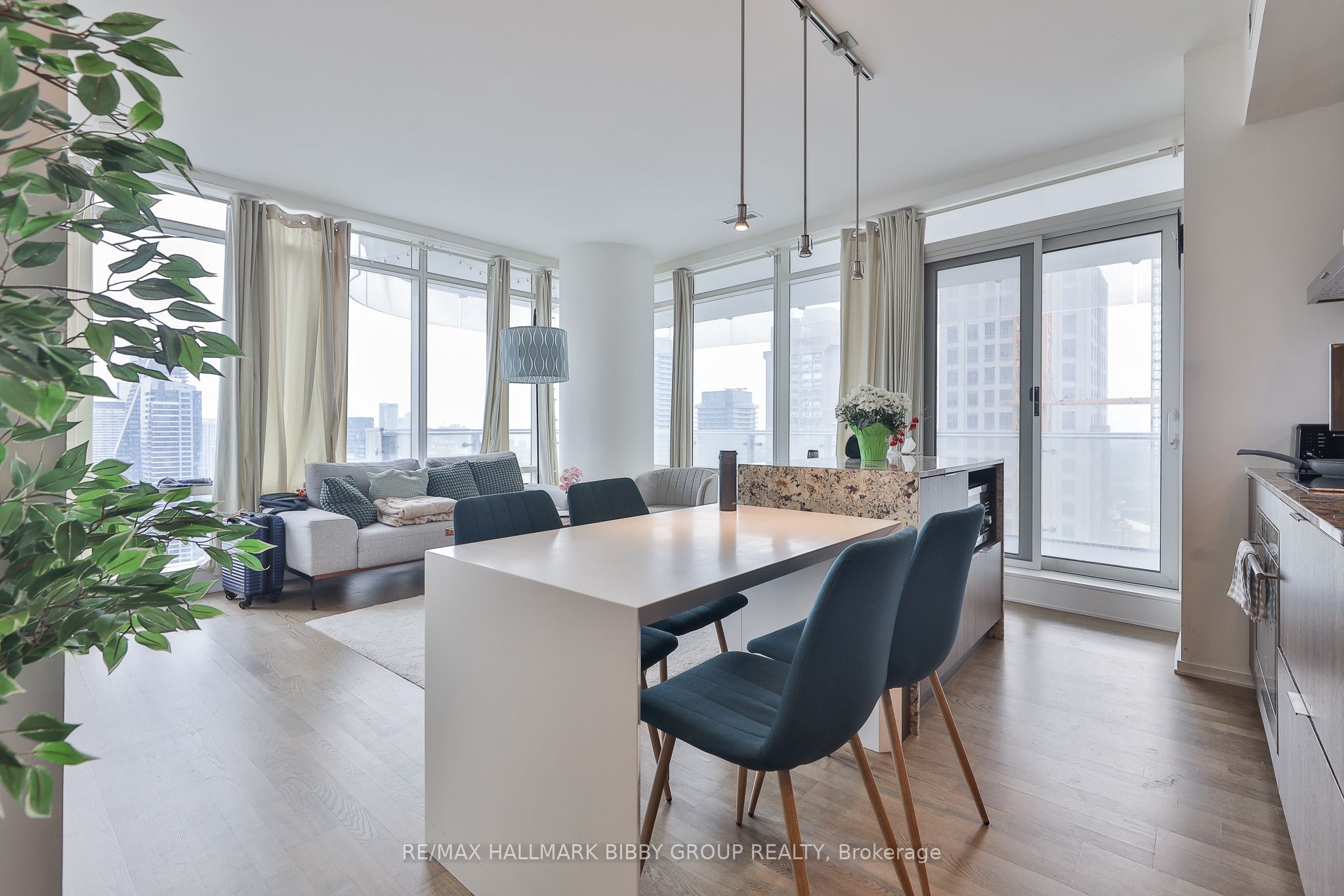 1 Bloor Street E 3807, Toronto, ON M4W 1A9