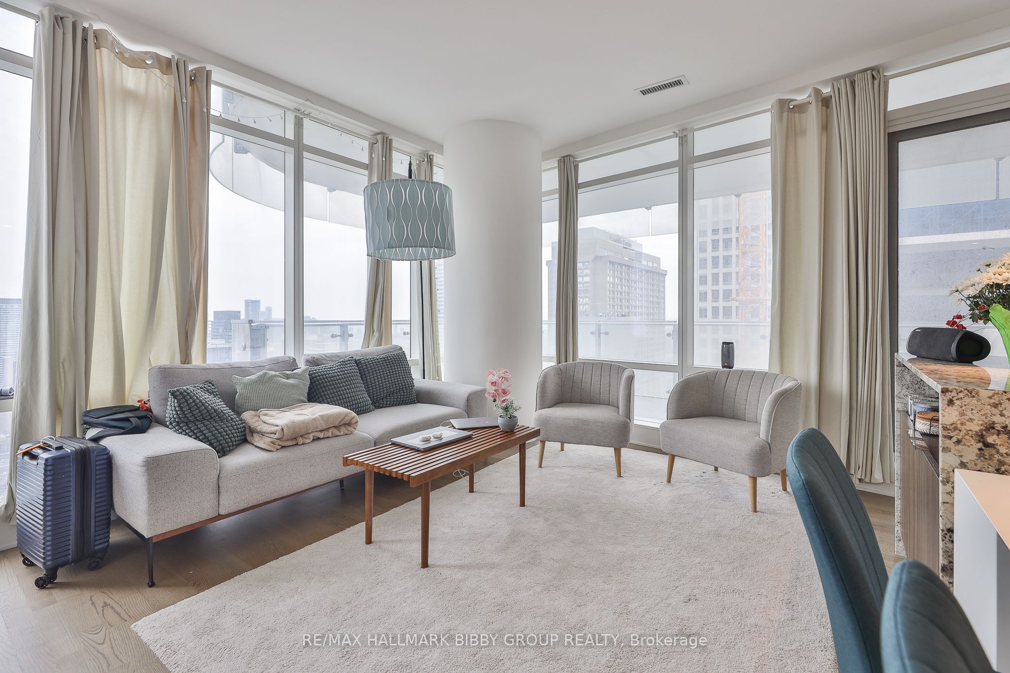 1 Bloor Street E 3807, Toronto, ON M4W 1A9 photo 2