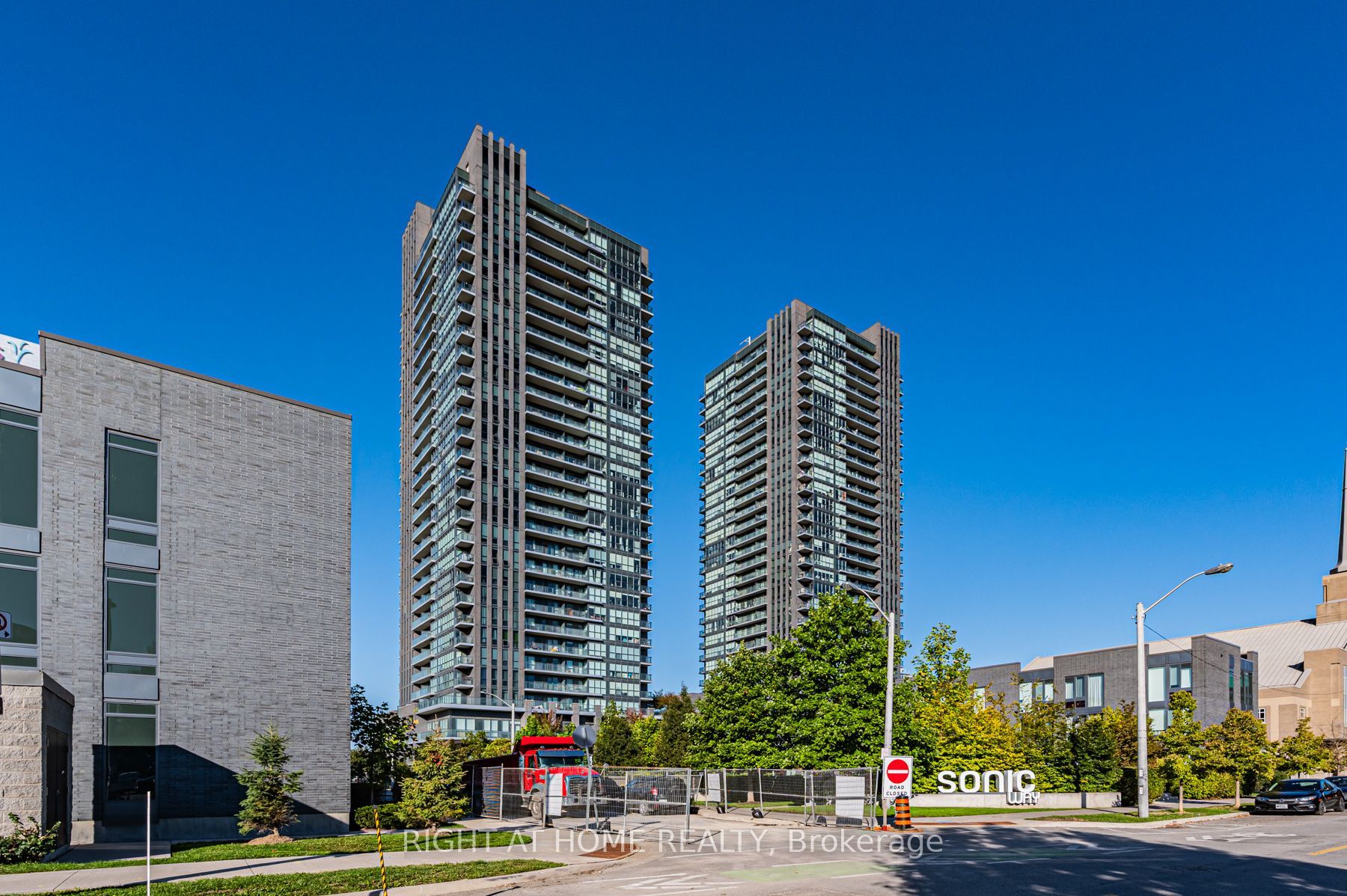 6 Sonic Way 1405, Toronto, ON M3C 0P1