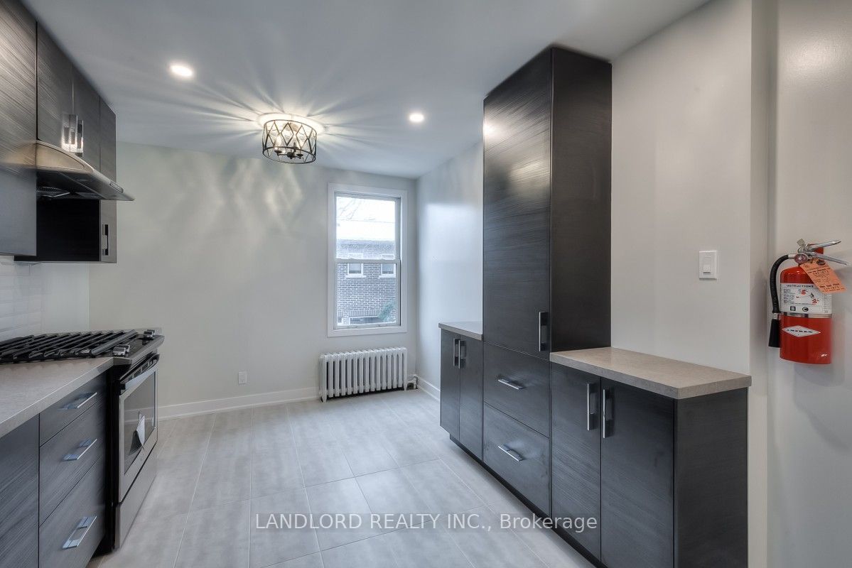 37 Grange Avenue 2, Toronto, ON M5T 1C6 photo 2