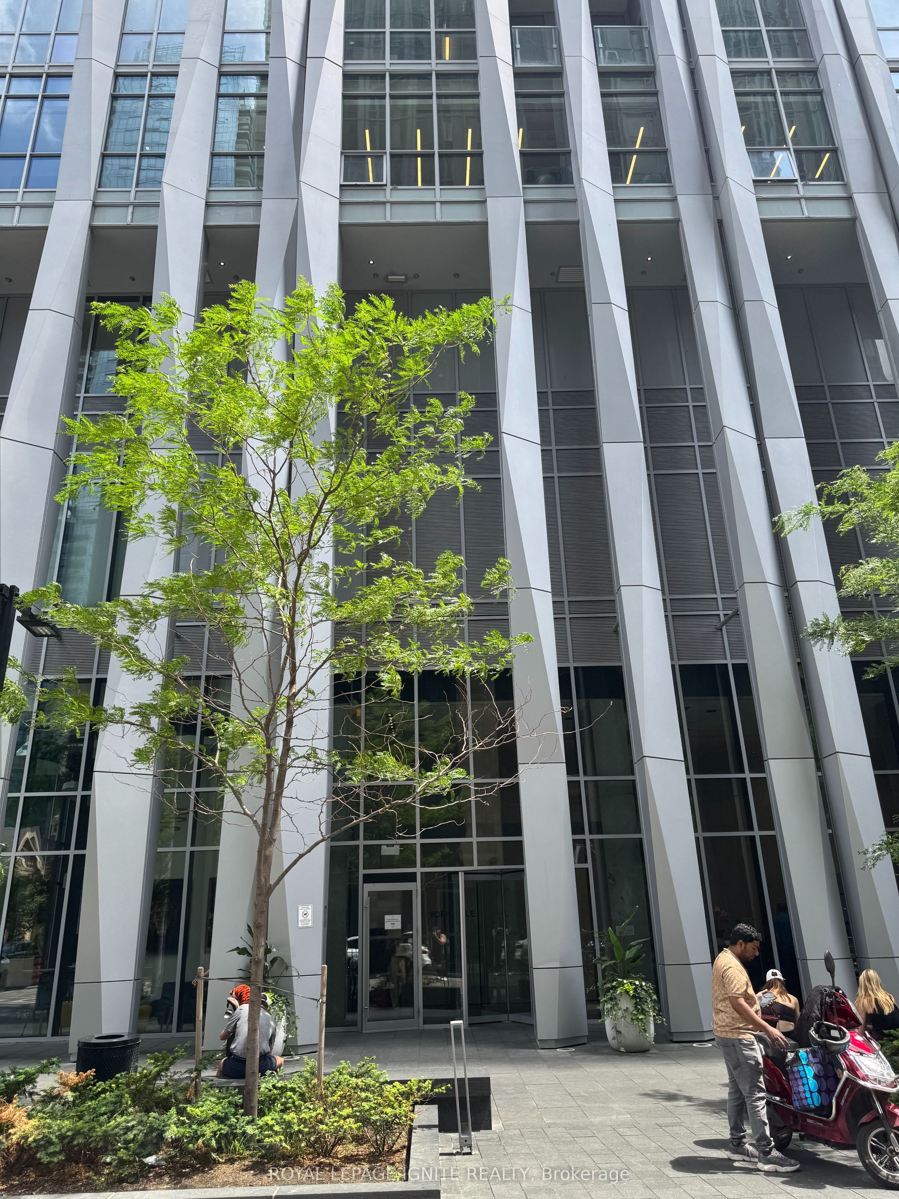 1 Yorkville Avenue 2402, Toronto, ON M4W 0B1 photo 2