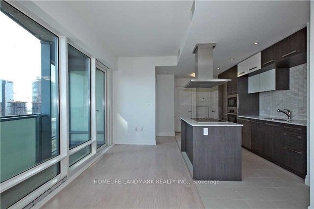 8 The Esplanade 1811, Toronto, ON M5E 0A6 photo 4