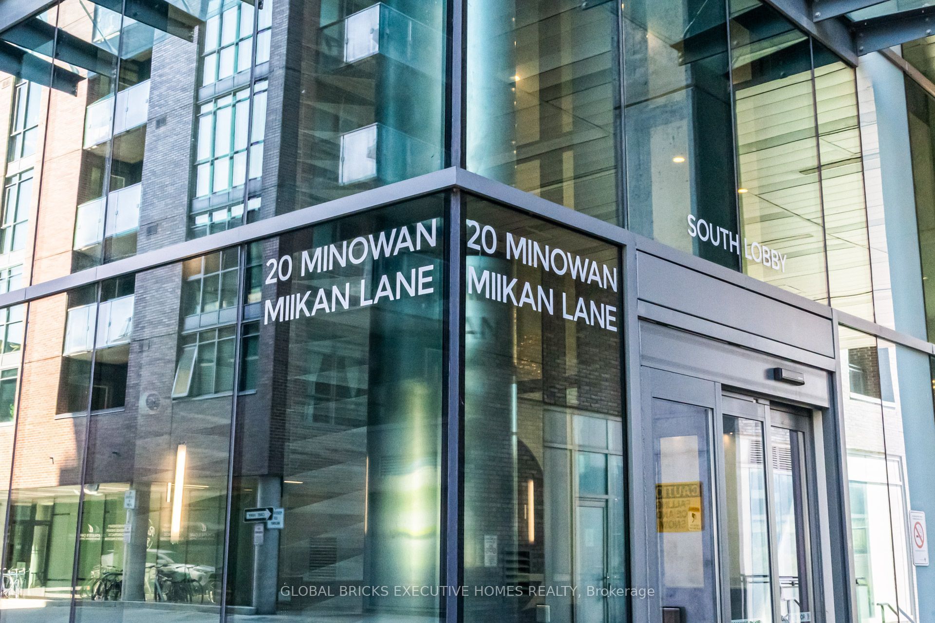 20 Minowan Miikan Lane, Toronto, ON M6J 0E5 photo 2
